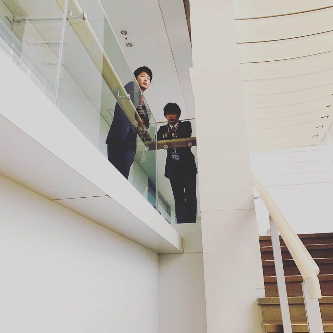 おっさんずラブ 武蔵の部屋のインスタグラム：「今日も自然体な表情をこちらに向ける春田君🍑 #はい愛しい #おっと違うってばよ🍥‼️ #そういうのはもうやめるんだってばよ🍥‼️ #隣にいるのは副操縦士の成瀬 #彼も最近よく笑うようになってきた気がする #それも春田のおかげだろうか #彼には人を変える力がある #はい愛しい #いや武蔵落ち着けってばよ🍥‼️ #そうだ春田が義理の息子になるシミュレーションでもしてみよう #うん恋人じゃなくたっていいサー #ただそばにいられたら🍜」