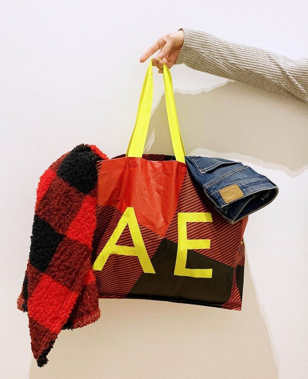 American Eagleさんのインスタグラム写真 - (American EagleInstagram)「#BlackFriday bag goals 🎁 Tag us in your pics with #AExME and @americaneagle」11月30日 11時18分 - americaneagle
