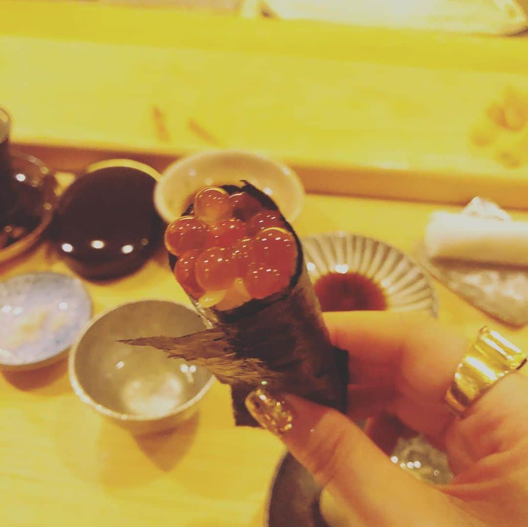 阿部洋子さんのインスタグラム写真 - (阿部洋子Instagram)「🍣👯‍♀️🥂 #美味しゅうございました  #sushi  ウニ😊💘だいすき♡」11月30日 11時23分 - hirocoring