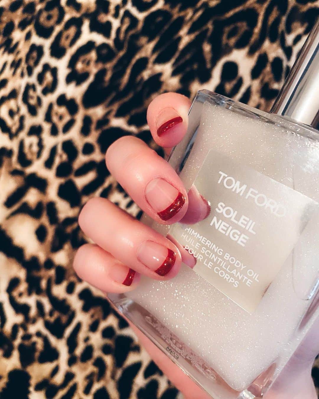 shihoのインスタグラム：「なんとなくこの季節は 赤にしたくなるです❤️ . . . . #nail」