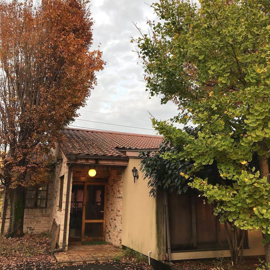 のインスタグラム：「お世話になってるパン屋さん🥐 #紅葉#秋の終わりに  #アンフルーレ#パンフォーユー#オフィスパンスク」