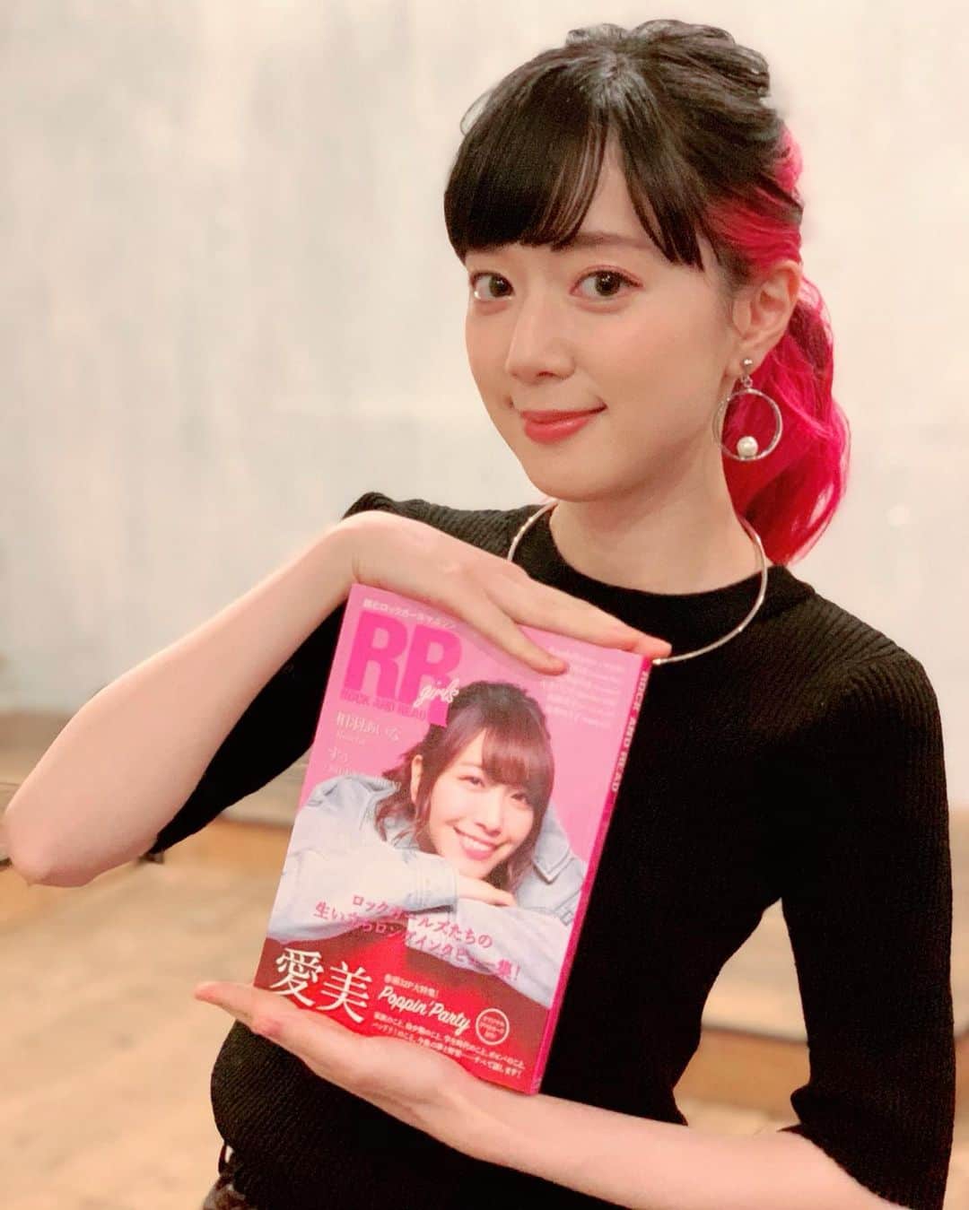 のインスタグラム：「『ROCK AND READ girls 002』本日発売です！！パーソナルインタビュー必読ですよん📖幼少期から現在まで、たーっぷり語っています。  アクセサリーはすべて #gu です🌹」