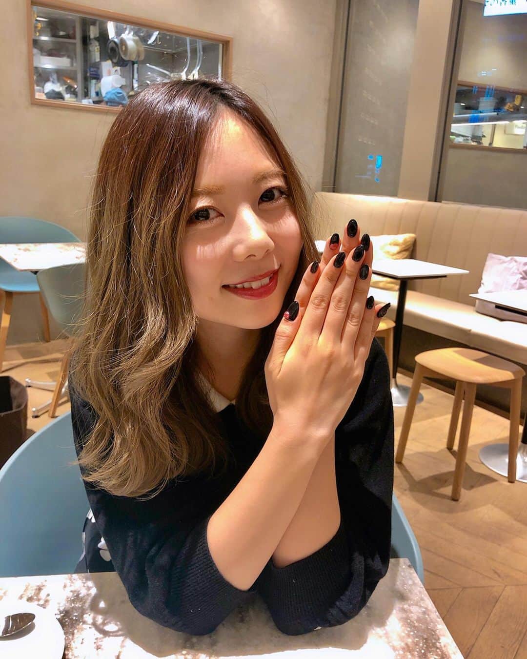西村季里子のインスタグラム：「・ 💋🖤💋🖤💋🖤💋🖤💋🖤 最近服も真っ黒、 持ち物も真っ黒、 ネイルも真っ黒な気分で落ち着く♥️ 見えづらいけど、 一本一本クリアで模様も描いてもらった✍🏻 シンプルだけどかわ💋💋 #ネイル#nail#黒ネイル#blacknails  #💋#kiss#キスマーク#かわいい  #ニュアンスネイル#クリアネイル #黒ブーム#落ち着く #最近の悩み#アホ毛がすごい #いや最近じゃない#高校生の頃からやばくて #アホ毛#って呼ばれてたわそういえば#🤷🏻‍♀️ #followｍe #follow」