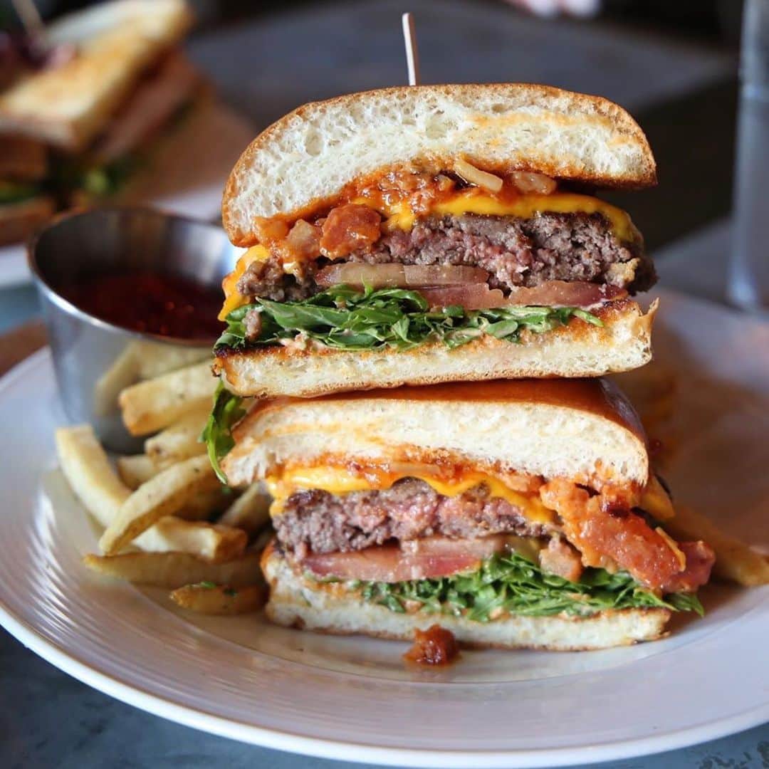 Eater LAさんのインスタグラム写真 - (Eater LAInstagram)「Butcher's dog burger with sharp cheddar, arugula, roasted shallot, bacon jam, and a malt aioli from @butchersdogla. 📸: @eat_saw_telle. Hashtag #eaterla on your best photos for a chance to be featured.」11月30日 11時44分 - eater_la