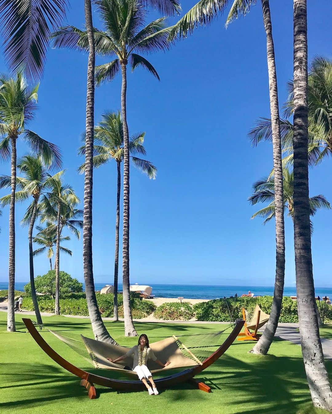 箕輪玖美さんのインスタグラム写真 - (箕輪玖美Instagram)「ハワイ島到着〜✈️ 空気が澄んでいるからか空や草木の色がとっても綺麗✨ ビッグアイランドの空気感がたまらない🥰  #hawaiistagram  #bigisland  #hualalai  #fourseasonshotel  #luxury #beachresort  #タビスタグラム #タビジョ #海外旅行好きな人と繋がりたい  #ハワイ好きな人と繋がりたい  #南国最高 #アラフィフコーデ  #白とゴールド #モデル #箕輪玖美」11月30日 11時45分 - kumi.111