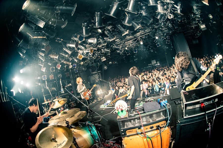 ツジトモタカのインスタグラム：「ツアー良い感じに周ってます ヤオくんいつもありがとう写真 photo by @takeshiyao」