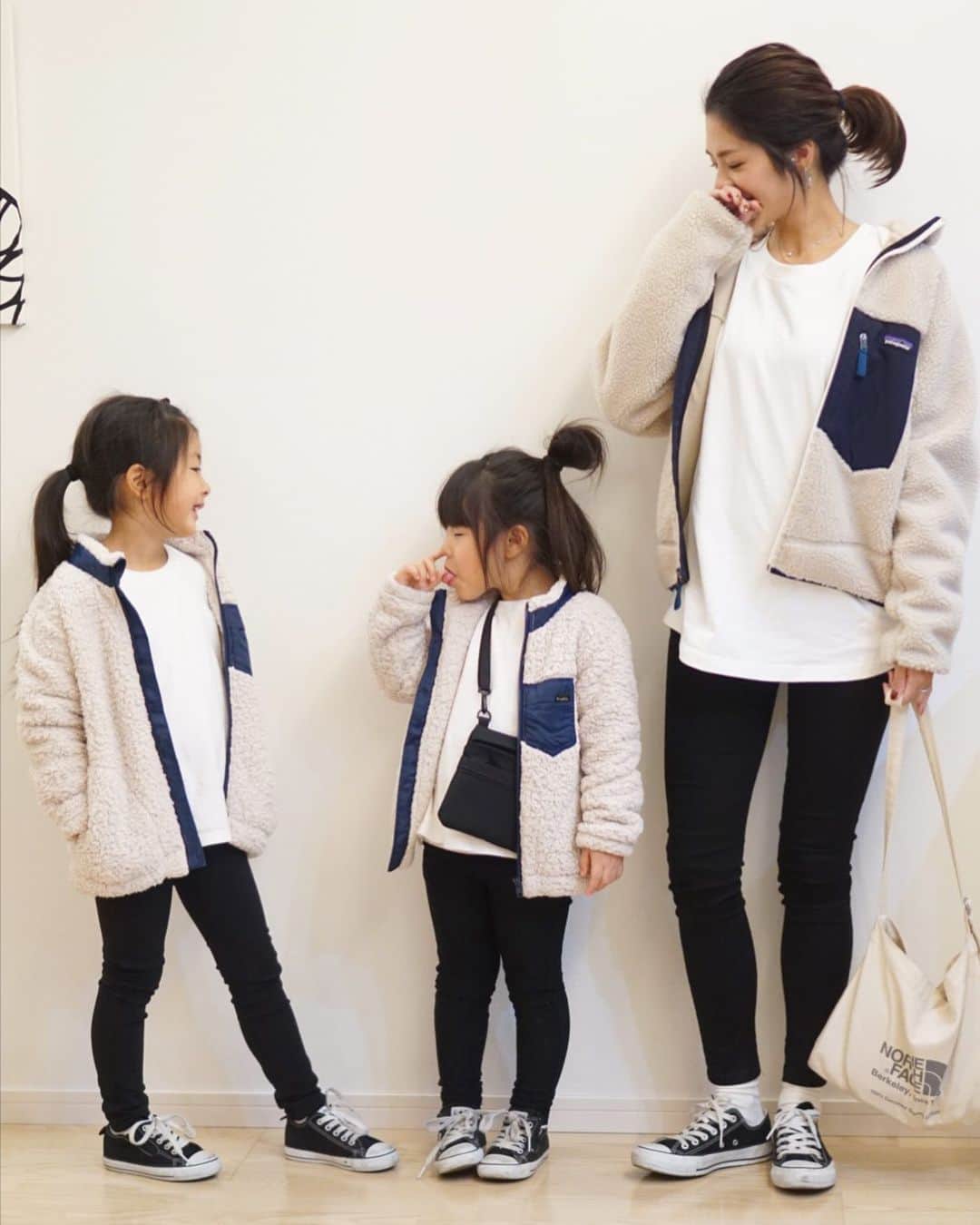 mocchiのインスタグラム：「2019.11.30 こんにちは☀️ ひっさびさの親子コーデ！ ・ ・ 先週のコーデなんだけど、今日とか寒すぎてダウン着てるw ・ ・ 1週間で気温下がりすぎじゃない？ｶﾀ:(ˊ◦ω◦ˋ):ｶﾀ ・ ・ 一気に冬過ぎて、外歩いてたら寒くて身震い止まらんかった😭 ・ ・ ・ 去年買った小春たちのアウター今年ピッタリになってた♡ ・ ・ レトロっぽいけど、 @branshes のだよ♥️ ・ 今年もボアアウター#ブランシェス から出てたから探してる人は要チェックだよん👍 ・ ・ さて、明日から12月！！ 今年こそ早めからの大掃除頑張るぞ！！✊ ・ ・ ・ 👩 アウター☞#パタゴニア#Patagonia#レトロx トップス☞忘れた パンツ☞#ユニクロ#UNIQLO ・ 👧 全身#ブランシェス #ブランシェスコーデ」