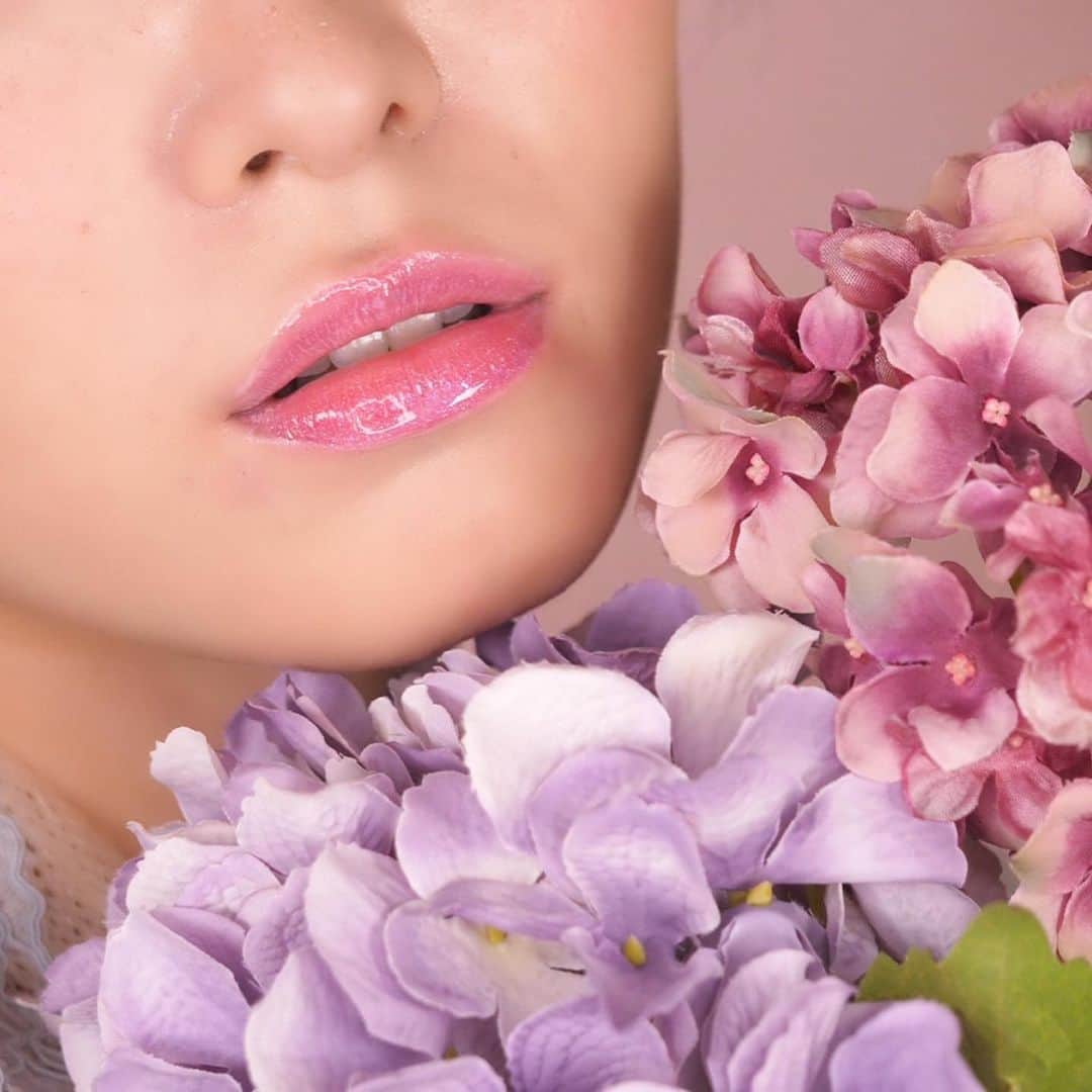 くまみきさんのインスタグラム写真 - (くまみきInstagram)「あじさいの花言葉は、﻿ 「移り気」、「浮気」、「無常」。﻿ この花言葉には、あじ さいの﻿ 花の色が時期によって変化していくことから付けられたと言われています。﻿ 色ごとの花言葉は、﻿ 「青=辛抱強い愛情」﻿ 「ピンク=元気な女性」﻿ 「白=寛容」。﻿ 紫陽花の花言葉が変化していくように、私たちにもたくさんの顔や感情を持つことがあるけれど、色んな自分を受け入れ、愛してほしいという思いを﻿ 込めて。﻿ ﻿ #HANAEMI #アットコスメ #リップ #紫陽花」11月30日 11時54分 - kumamiki