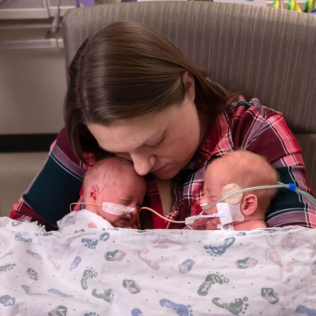 CNNさんのインスタグラム写真 - (CNNInstagram)「While much of America was gathering around a dining table on Thanksgiving, a hospital in Missouri stayed busy caring for not one, not two, not even three, but 12 sets of newborn twins. The cuteness overload occurred this week at Saint Luke's Hospital in Kansas City. Staff believe it's the largest number of twins the hospital has ever cared for at once. (📸: Helen Ransom/Faces You Love)」11月30日 11時55分 - cnn