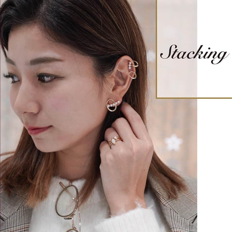 starjewelry_pressさんのインスタグラム写真 - (starjewelry_pressInstagram)「ーSTACKING HOLIDAY RINGSー [元アーティスティックスイミング日本代表 #青木愛 さんが、自分らしく重ね着けるクリスマス限定"SNOW LIGHT"] ・ ・ ゴールドカラーで統一したリングは、あえて形の異なるストーンを重ねて個性をプラス。 雪のように繊細なベビーアコヤパールはリングだけでなく耳元にもレイヤードさせたお洒落コーディネイトに。 @aiaoki_official ・ ・ SNOW LIGHTシミュレーションサイトはこちら https://bit.ly/37CXp73 ・ ・ #starjewelry #スタージュエリー #stackingring #snowlight #stackingholidayrings #青木愛 #手元コーデ  #coordinate #xmas #holiday #ring #jewelry」11月30日 11時57分 - starjewelry_press