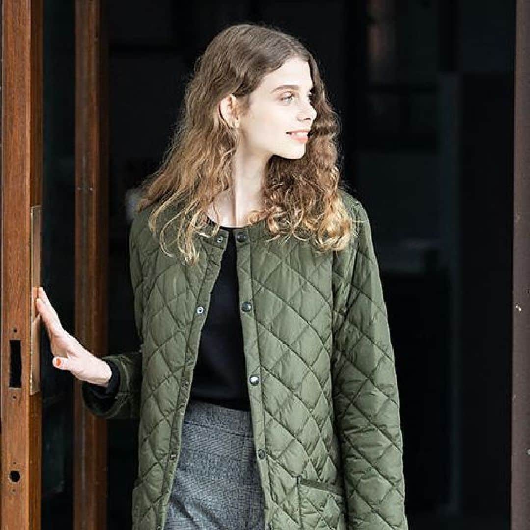 のインスタグラム：「Barbourオンラインストア「TOPICS」では、バブアーの歴史や注目商品をご紹介しております。 「カジュアルからキレイめまで着回せる  キルティングアウター」という記事ではレディースのキルティングアウターについて、ECサイト内で紹介しております。#BarbourWayOfLife」
