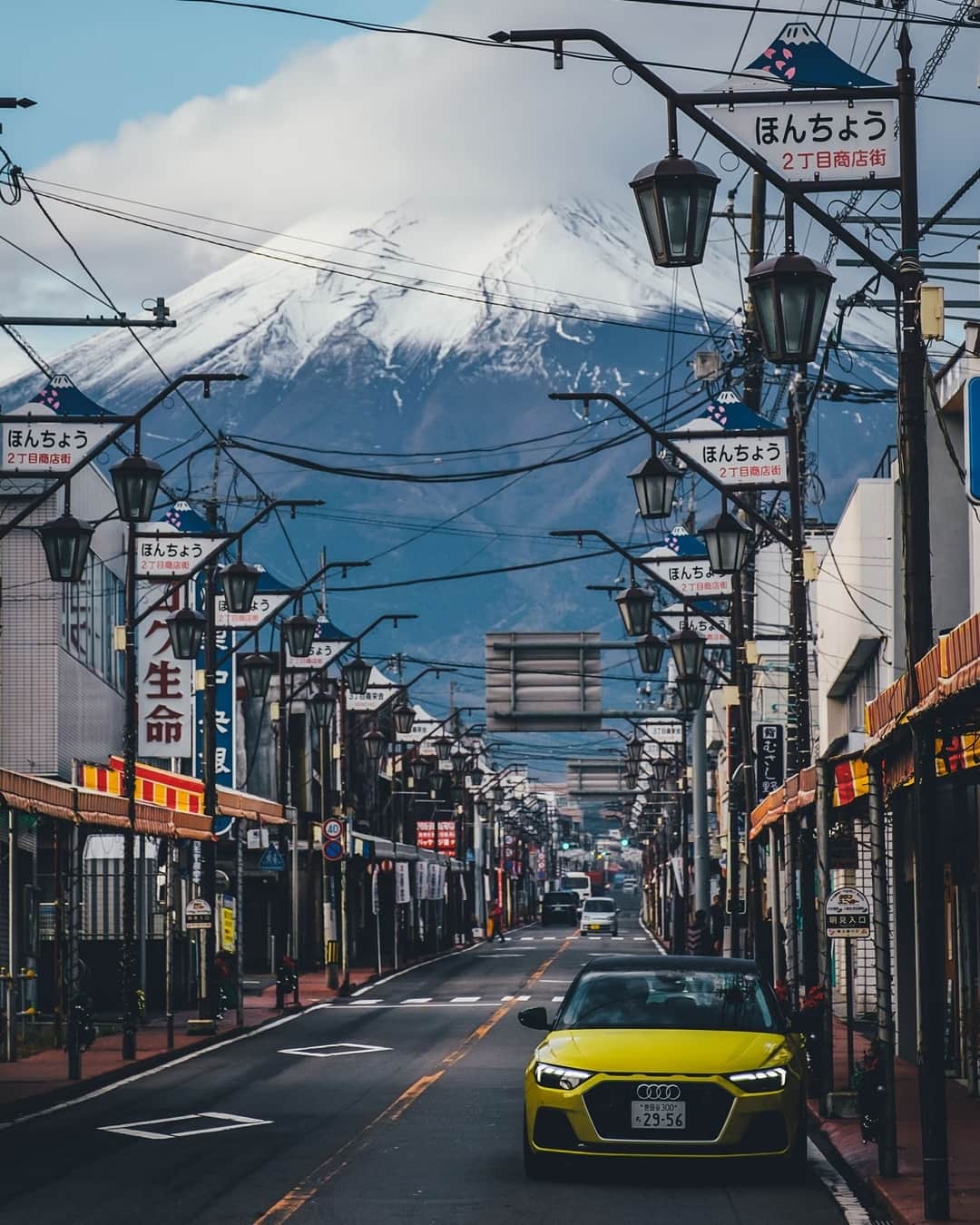 Takashi Yasuiさんのインスタグラム写真 - (Takashi YasuiInstagram)「Audi A1と、ゴールの松本城に到着。今回は東京から山中湖、富士吉田、八千穂高原、奈良井宿と巡ってきました。小春日和かと思ったら極寒の朝だったり、濃霧だったり快晴だったり。この時期のドライブは景色のいろんな表情が見られて最高ですね。 #AudiA1 @audijapan #この世のすべてを楽しみつくせ」11月30日 12時00分 - _tuck4