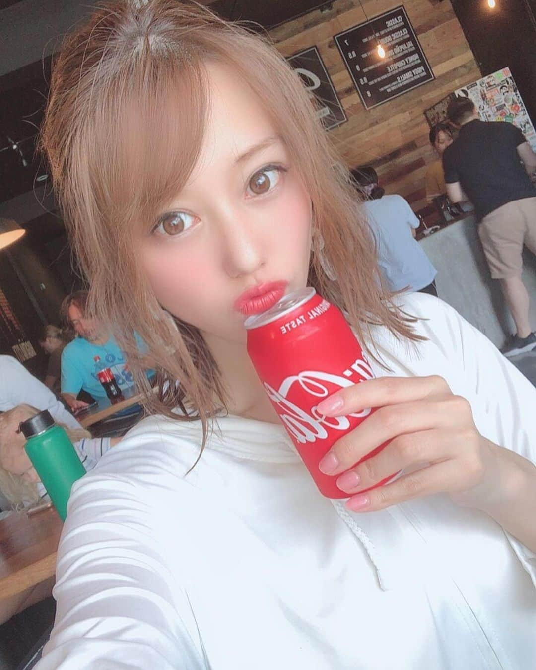 工藤紬のインスタグラム：「﻿ 新番組のロケでグアムきてるよ〜🌴﻿ ﻿ ランチで食べたハンバーガーが美味しすぎたぁぁ🤤💕 #guam #shooting #cocacola #humberger  #stax」