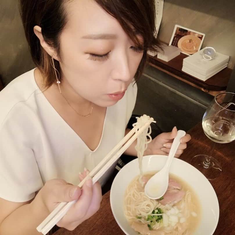 蛯原天さんのインスタグラム写真 - (蛯原天Instagram)「‪＼書きました／﻿ 朝日新聞社のWEBコラム、telling,にて蛯原天がぼっち飲みするコラム「今夜もえびてん飲み」‬連載中です。﻿ ﻿ ‪谷根千編第三弾は、根津のラーメンバル！﻿ 女性が過ごしやすく一軒目にも締めにもぴったりのお店です^_^‬﻿ ‪ぜひご覧いただき、感想もらえると嬉しいですー！﻿ ﻿ https://telling.asahi.com/article/12900608（プロフィールから飛べます）﻿ ﻿ #根津 #谷根千 #下町 #グルメ #ひとり飲み #ぼっち飯 #東京観光 #観光 #japantrip #ラーメン #女子飲み #谷根千グルメ #tokyo #yanaka #japan #バル #ramen #根津神社 #日本酒 #クラフトビール」11月30日 12時15分 - ebihara_ten