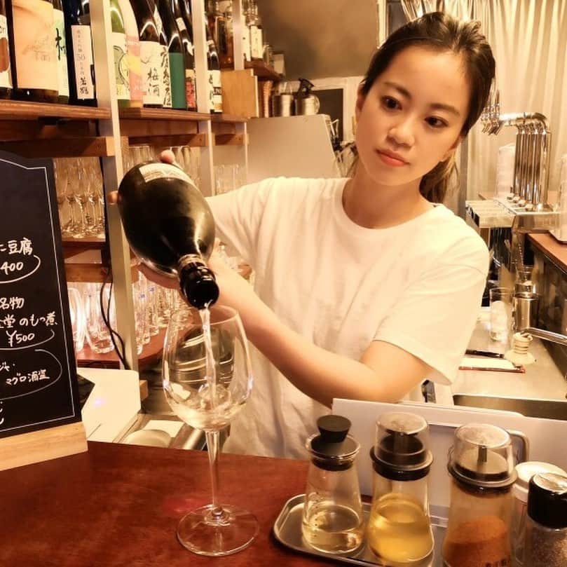 蛯原天さんのインスタグラム写真 - (蛯原天Instagram)「‪＼書きました／﻿ 朝日新聞社のWEBコラム、telling,にて蛯原天がぼっち飲みするコラム「今夜もえびてん飲み」‬連載中です。﻿ ﻿ ‪谷根千編第三弾は、根津のラーメンバル！﻿ 女性が過ごしやすく一軒目にも締めにもぴったりのお店です^_^‬﻿ ‪ぜひご覧いただき、感想もらえると嬉しいですー！﻿ ﻿ https://telling.asahi.com/article/12900608（プロフィールから飛べます）﻿ ﻿ #根津 #谷根千 #下町 #グルメ #ひとり飲み #ぼっち飯 #東京観光 #観光 #japantrip #ラーメン #女子飲み #谷根千グルメ #tokyo #yanaka #japan #バル #ramen #根津神社 #日本酒 #クラフトビール」11月30日 12時15分 - ebihara_ten