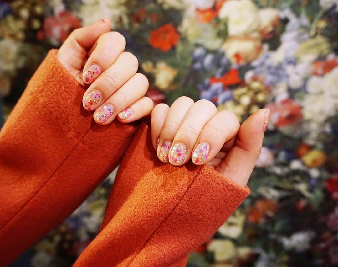 住谷杏奈さんのインスタグラム写真 - (住谷杏奈Instagram)「@musk_nails でみなぞーに ネイルを新しくしてもらいました👸 ･ 長さはギリギリまで短く、 自爪に薄いホログラムを 敷き詰めてもらいました💅 ･ お気に入りっ☺️ ･ ･  #ネイルアート#ネイルデザイン#ニュアンスネイル #Nail#Nailart#Naillove#NewNail#nailsofinstagram  #naildesigns #nailstagram #musknail#💅 #summernail#nails#nailswag#nailsoftheday」11月30日 12時16分 - annasumitani