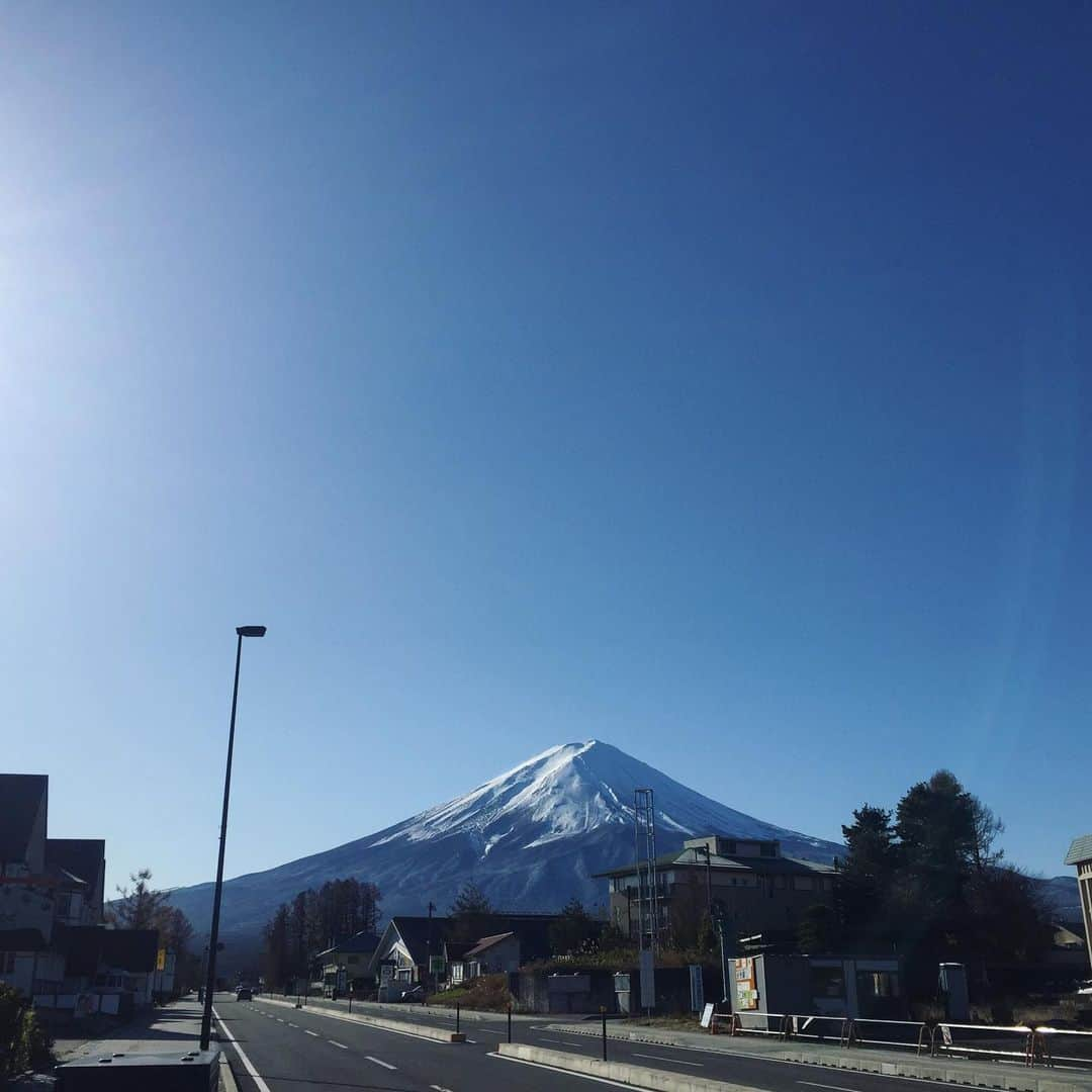 ほうとう 富士の茶屋さんのインスタグラム写真 - (ほうとう 富士の茶屋Instagram)「おとといは初雪が降り冬の気配も見え始めましたが富士山を見るのに絶好の季節です🗻 ぜひ河口湖・富士山へおいでの際には当店の自家製味噌を使ったほうとうで暖まりに来てください😊🍲 #ほうとう#富士の茶屋#近く#富士山#河口湖#山中湖#すばるランド#忍野八海#富士急ハイランド#テラスわんこok」11月30日 12時20分 - hoto_fujinochaya