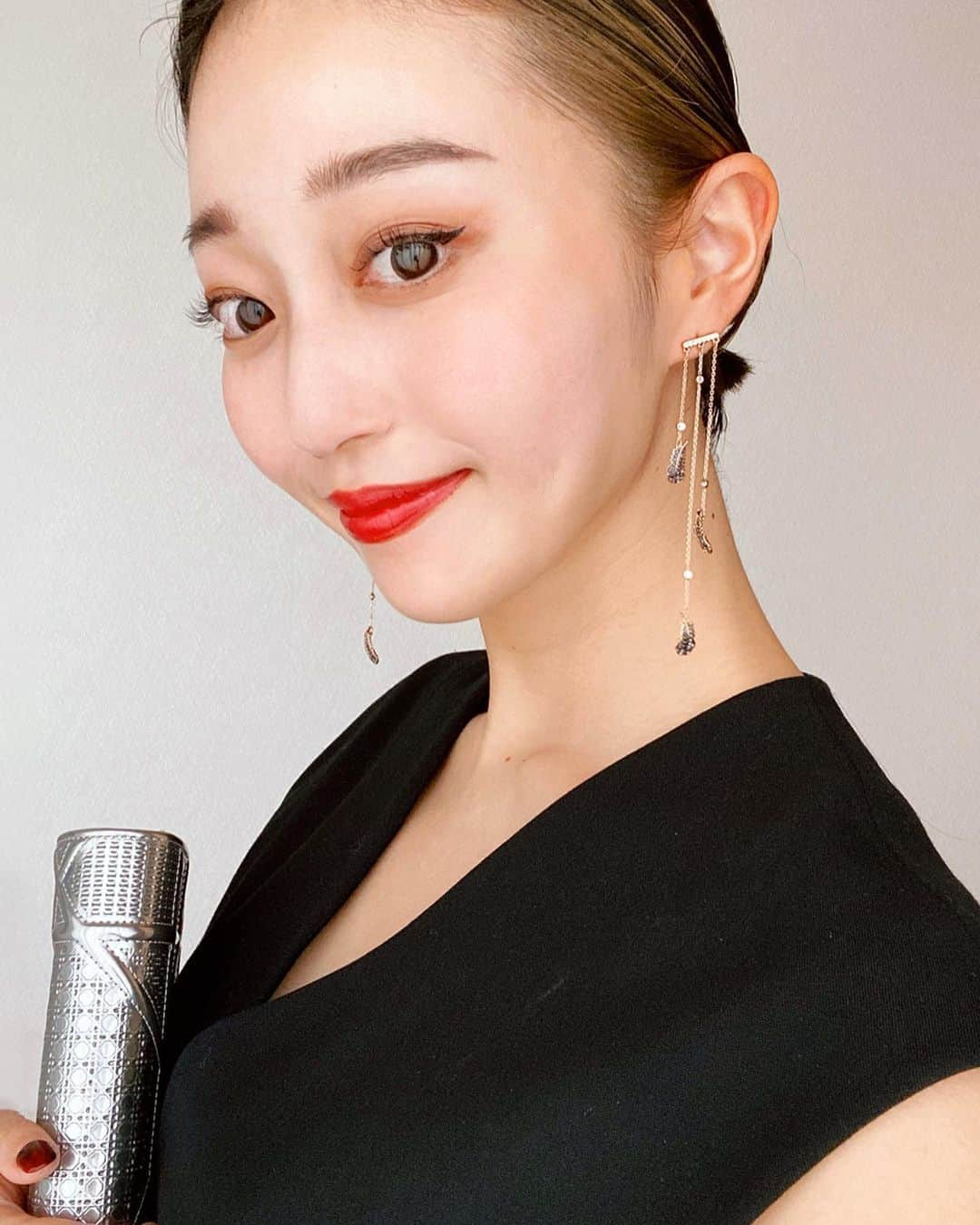 梅谷安里さんのインスタグラム写真 - (梅谷安里Instagram)「NEW IN♡♡♡ スワロフスキーのピアス💎 羽のデザインが可愛くて一目惚れ♡ 冬は黒のお洋服着る事多くなるから 普段のお洋服に合わせやすいし、 ファッションのポイントになるね❤️ ・ ・ 12/1から税抜23,000円以上のお買い物でトラベルジュエリーボックスがもらえます🥰💎 旅行行く時のジュエリーボックス探してたから嬉しい🤤❤️ さっそく今度の旅行に持っていこ✈️ #fashion#jewelry #スワロフスキージュエリー #Swarovski #SparkDelight」11月30日 12時21分 - anriworld