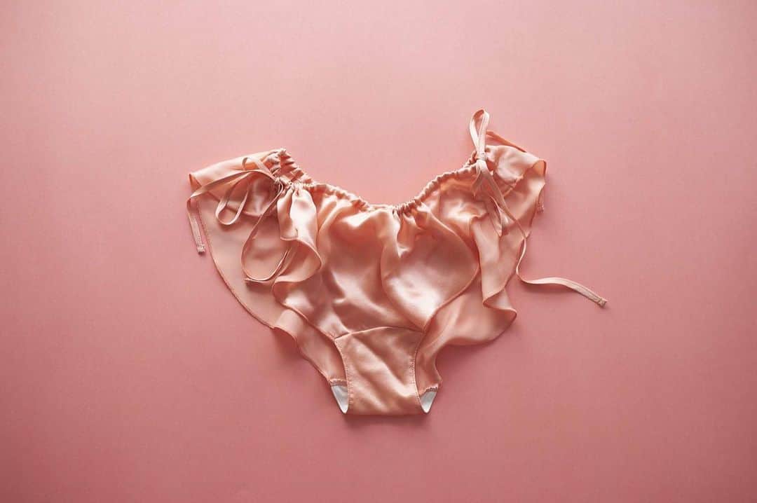 花盛友里のインスタグラム：「Spoil yourself with a bit of “silk” because you deserve it <3 シルクで自分を甘やかそうじゃないか。 プントゥさんかわいい下着たくさん！生理用のパンツもあって素敵すぎ。。 辛い時こそかわいい下着のお守りを♡」
