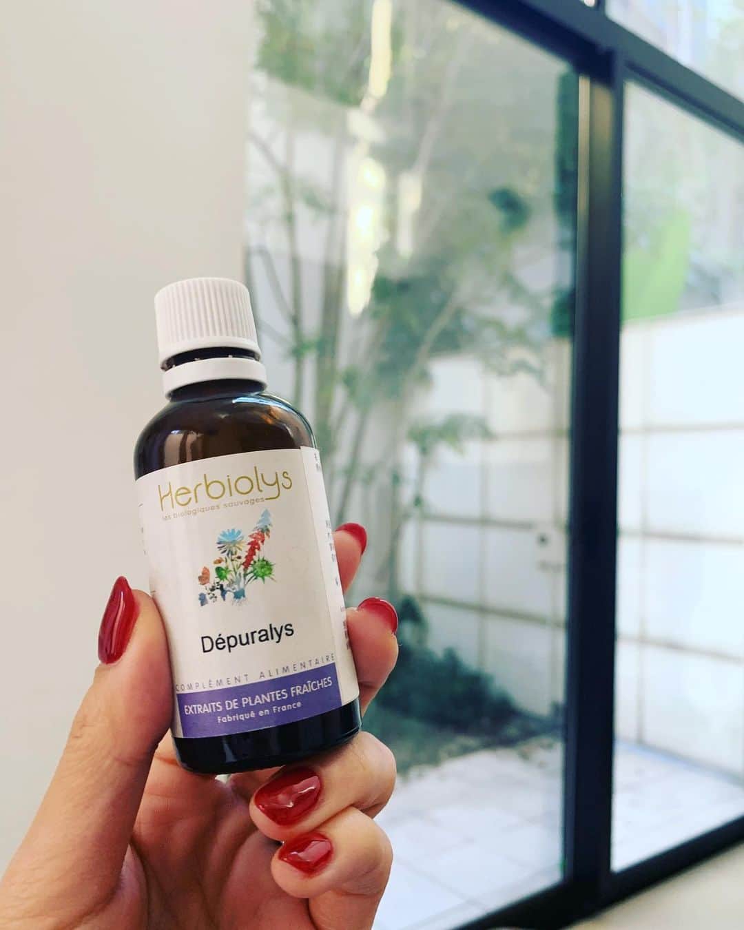 のインスタグラム：「・ 生理前鬱で悩んでいた数年間から解放されたのはフランス生まれのジェモセラピーのお陰。 これもストーリーすると沢山の問い合わせがくるので投稿します。  親友であり現役薬剤師の @eriko104 は私を1番よく知る人。彼女の勧めで昨年の12月からジェモセラピーを始めました。  カウンセリングをしてもらい、女性ホルモンに効くジェモを白湯やお茶、忘れてた時はハイボールに入れて飲み続け数ヶ月。  症状は軽くなりつつあったのですが、それでもまだ鬱の感情が押し寄せてきたある日、「効きが弱いって思ったら、これも一緒に入れて飲んでみて」と渡された自律神経を整えるジェモがあるのを思い出し、一緒に混ぜて飲んでみたら…  なんとスーっと負の感情がなくなったんです。  ナチュラルなものが覿面する体質のようで、私の鬱状態は2つのジェモのミックスで治りました。  あまりに効きすぎたし、一度だけではたまたまということもあるので数ヶ月黙って飲み続けてみたところ、あれ以来酷い生理前鬱に悩まされることがなくなりました。  今では、少し気持ちが晴れないな。なんて時や、生理前だけ予防として飲む程度に。  今朝は、生理前でイライラする感情が出たので、更に追加していたデトックス効果のあるジェモを飲んだら、すぐに感情が昂り涙が出てきて、すっきり😂 ・ まさに感情のデトックスです。  これ、人によっては身体に不要なものがデトックスされ痩せていく人もいるようです。(友人はこれ以上痩せたくない。と飲むのを控えていた。けど私は痩せない😂) ・ 大袈裟に聞こえるかもしれませんが、本当の話。私、漢方も1袋で効くくらいナチュラル成分が効果的に働くので、あくまでも個人的感想です。  ホルモンバランスや感情はみんな違うのでカウンセリングをしてからジェモを選んだ方が効果的でオススメ。  私自身のことは伝えられますが、相談的なことは専門家 @eriko104 に聞いてみてください。  もし飲んでいる薬などがあれば、それも伝えてみてください。薬剤師としても意見をくれますので、ぜひ。 ・ 明日のフリマに @eriko104 も来るので簡単なジェモの説明や試飲はできるみたい！ ・ #ジェモセラピー」