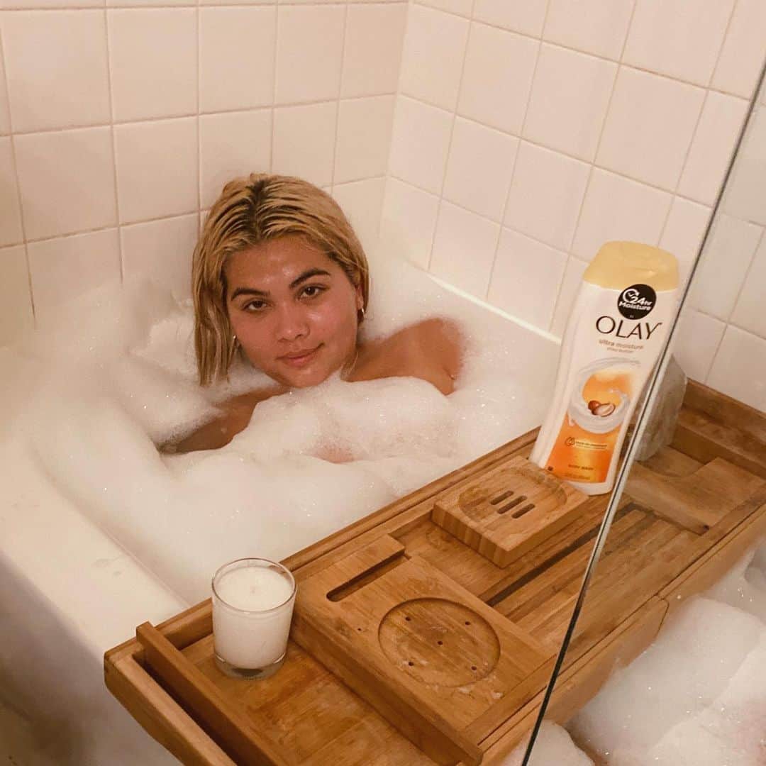 のインスタグラム：「I’m so excited to host this year’s Billboard Women in Music event on dec 12 and it’s coming up so soon! I naturally have super dry sensitive skin and when you add traveling to that equation sometimes my skin needs majorrrrrr help.  I really want to feel confident in my skin so I’ve decided to team up with @olay Body to try the 14-Day Skin Transformation just in time for my #FearlessMoment. I’ve always been a fan of Olay so I’m really excited to try it and hopefully transform my skin! #OlayBodyPartner #ad」