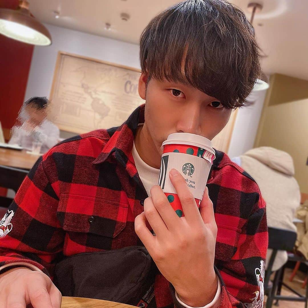 武田翔太さんのインスタグラム写真 - (武田翔太Instagram)「スタバ☕️ カモミールもありだと思った🍵 あと一度これやってみたかった🥺🥺🥺 #starbucks #starbuckscoffee #武田翔太#カモミール #好きかも#顔交換 #閉じ込められた人みたい🤣#怖い#面白い#sbhawks #softbankhawks #遊び心#樽美酒研二 さんのメイクみたい笑笑#だいぶ違うけど#たまにはふざけるのもいい」11月30日 12時30分 - shotatakeda18