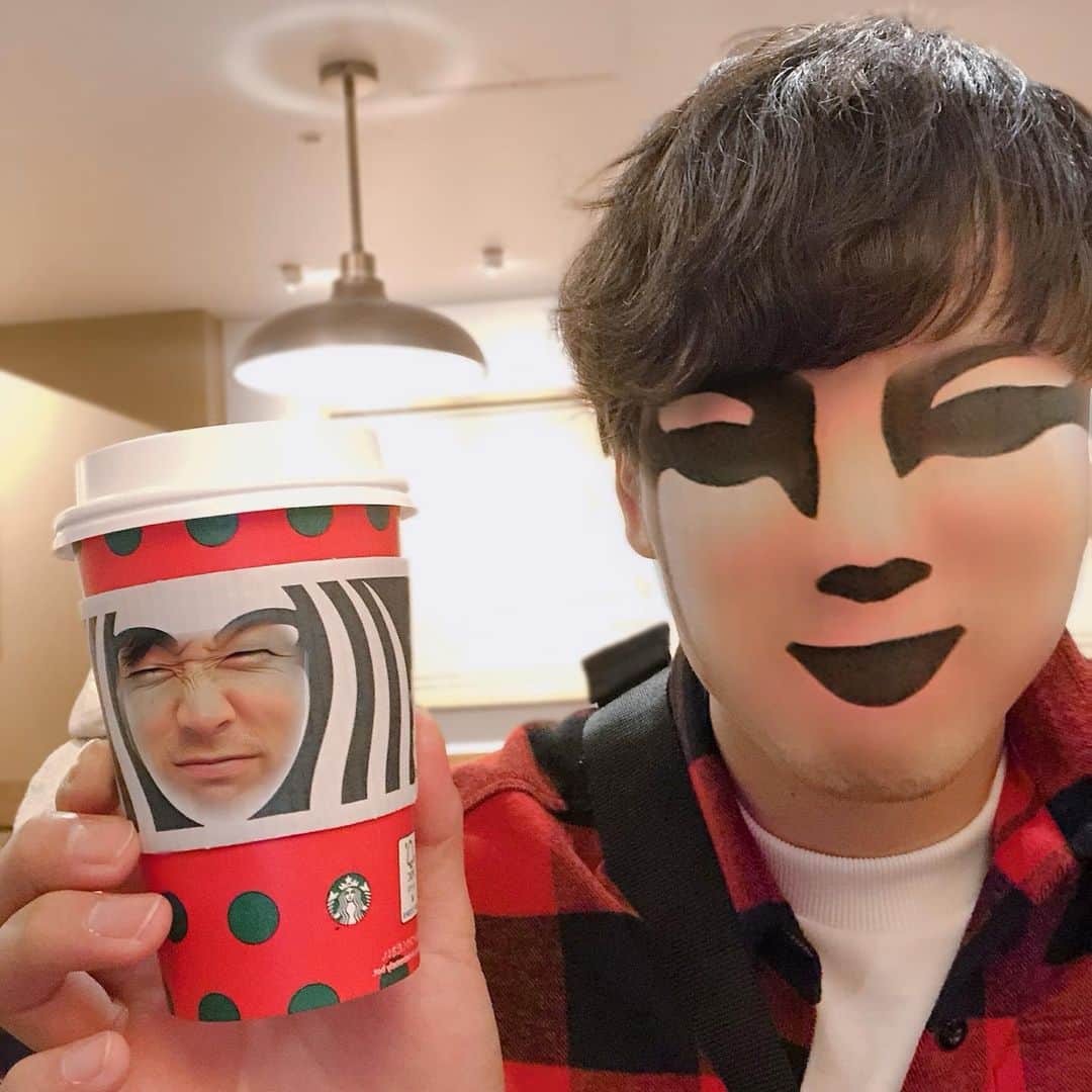 武田翔太さんのインスタグラム写真 - (武田翔太Instagram)「スタバ☕️ カモミールもありだと思った🍵 あと一度これやってみたかった🥺🥺🥺 #starbucks #starbuckscoffee #武田翔太#カモミール #好きかも#顔交換 #閉じ込められた人みたい🤣#怖い#面白い#sbhawks #softbankhawks #遊び心#樽美酒研二 さんのメイクみたい笑笑#だいぶ違うけど#たまにはふざけるのもいい」11月30日 12時30分 - shotatakeda18