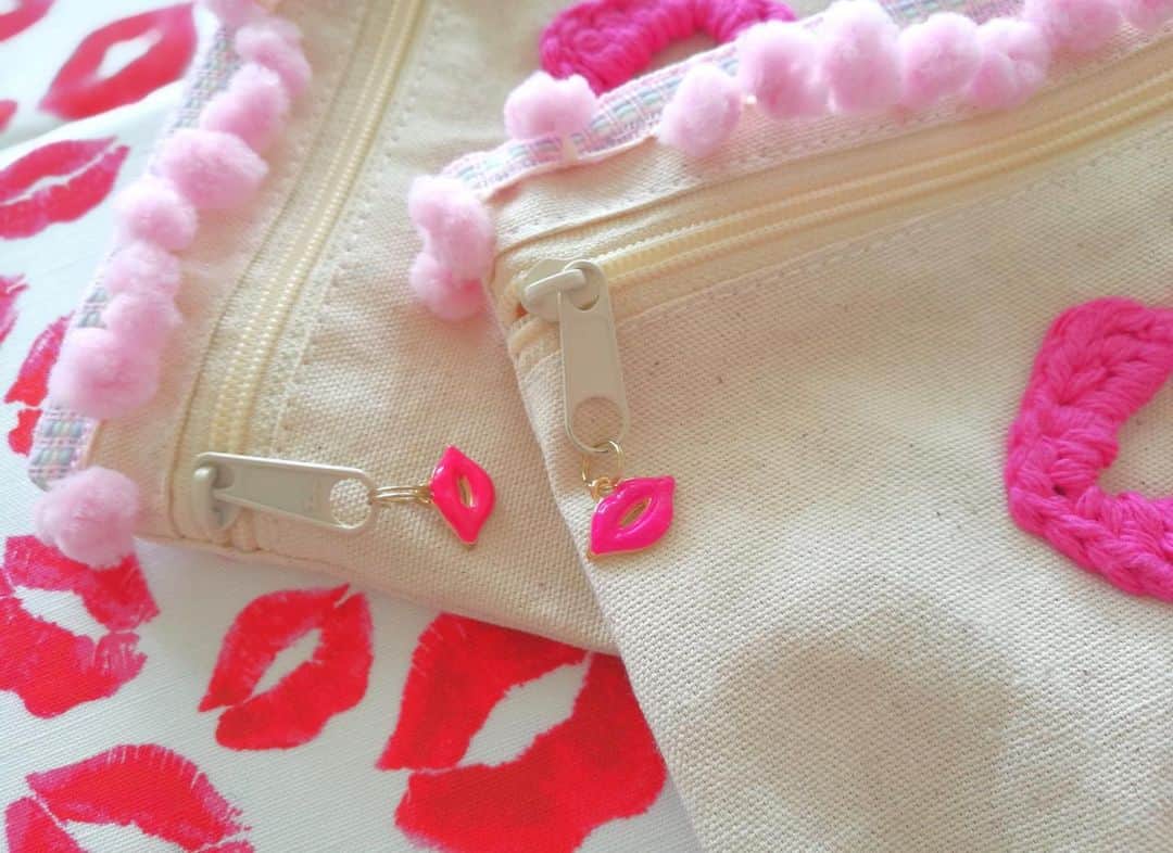 Moco Lima Hawaiiさんのインスタグラム写真 - (Moco Lima HawaiiInstagram)「👄 Lips pouch 👄  両面楽しめるLips pouchは@lanikobo さんとのコラボです♡  チャームもLips 💋💋 #lips#kiss#red#pink#original#collaboration#lanikobo#mocolima#hawaii#blackfriday#sale#handmade#sewing#knitting#winter#season#waikiki#showroom#ハワイ#リップ#モコリマ#金曜日#ホリデー#冬#カラカウア通り#ブラックフライデー」11月30日 12時33分 - mocolimahawaii