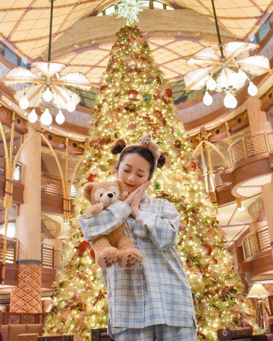 中島絢乃さんのインスタグラム写真 - (中島絢乃Instagram)「🧸🎄😪﻿ ﻿ ﻿ おやすみのタイミングで載せようと思ったのに、﻿ 投稿する直前に寝落ちしてしまっていた…！！！﻿ ﻿ ということで、﻿ 真逆の写真で おはようございます！😪💕🐻笑﻿ ﻿ ﻿ ﻿ ﻿ 上海で買った寝てるシリーズの﻿ #ダッフィーカチューシャ は﻿ 目を瞑ってる！😪﻿ 香港のは目が開いてた👀🇭🇰✨﻿ (✔︎着けているのは上海で購入したもの)﻿ ﻿ ﻿ ﻿ ﻿ ﻿ そして、﻿ 香港ディズニー情報！🇭🇰✨﻿ 今年はカウントダウンイベントではなく、﻿ ホテルでキャラクターたちが ショーやパフォーマンスをする パーティーに変わったとのことです！﻿💫 まだ予約できるみたいだよ😊💜﻿💕 ﻿ ❤︎❤︎❤︎❤︎❤︎❤︎❤︎❤︎❤︎❤︎❤︎❤︎❤︎❤︎❤︎﻿ #sponsored @hkdisneyland  #disneysisters_jp#中島絢乃的香港🇭🇰✈️」11月30日 12時37分 - nakajima_ayano