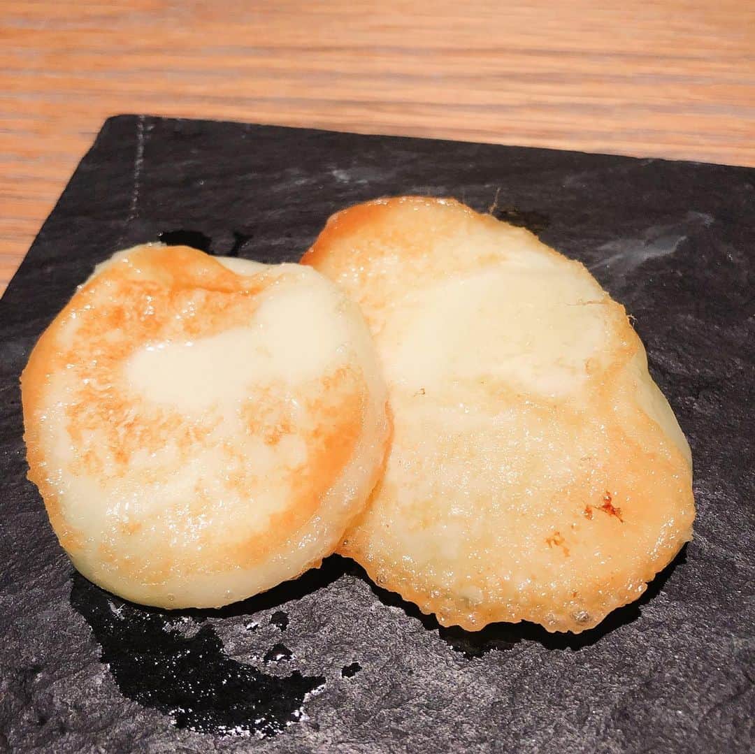 佐伯紅緒さんのインスタグラム写真 - (佐伯紅緒Instagram)「この間女子会で行った焼き鳥屋さん「いぐち」でいただいたカチョカバロ。 焼きチーズです。 美味しかった。 焼き鳥ももちろん美味しかったし、いろんなものがちょっとずつ出てきたのが嬉しかったです。 また行こう。  #グルメ #いぐち」11月30日 12時44分 - beniosaeki