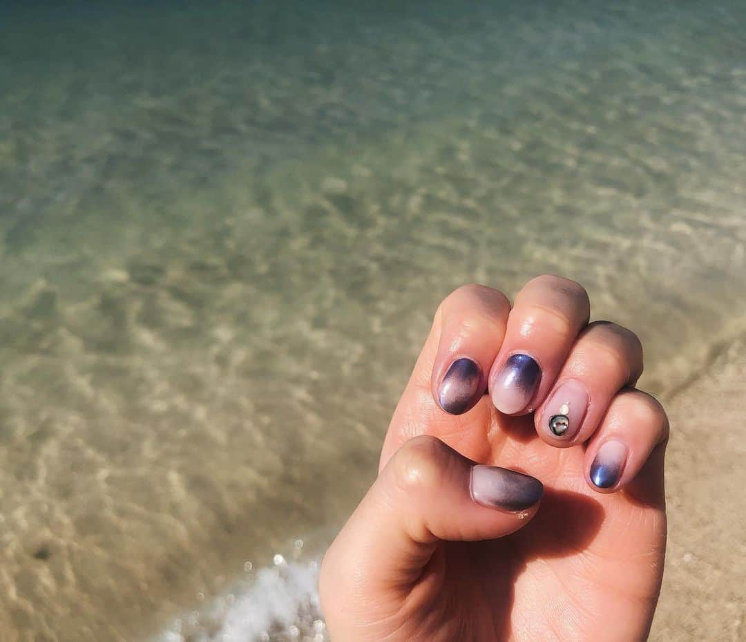 小澤名代さんのインスタグラム写真 - (小澤名代Instagram)「New nail🐚✨ ブルーミラー×シェル ハワイ仕様に☺︎ 海に合う💙 ・ ・ Thank you for @malvina.salon  #nail #sea #malvinanail #mirrornail #shellnail #shell #seanail #Hawaii #hawaiinail #alamoanabeachpark #beach #surfing #surfing #ネイル #海ネイル #ブルーミラーネイル #ブルーミラー #ミラーネイル #シェルネイル #マルビナネイル #海ネイル #ハワイ #アラモアナ #アラモアナビーチパーク #サーフィン #ネイルデザイン #ミラーネイル #なよネイル」11月30日 12時46分 - ozawanayo