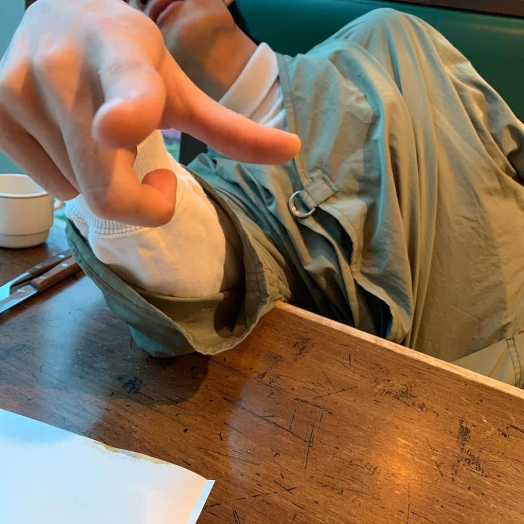 岩義人のインスタグラム：「鼻の穴の形NGで顔出しできません #岩義人 #ステーキ食べた」