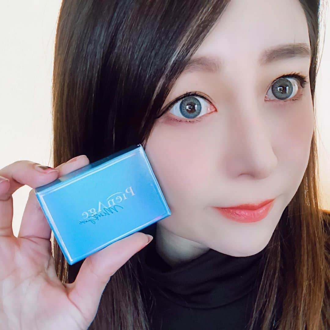のインスタグラム：「カラコンレポ👀 今回は大好きな @pienage_jp #ピエナージュ より💫 お肌は流行りのmatt加工ですが、目の色はそのままです😂👌 #ピエナージュミミジェム  の#ミミアクアマリン というブルーカラコン(*☻-☻*) 14.0mmですが、綺麗な濃いめのスカイブルーで割とはっきりしてるので小さく見える感じは無いです。 #ムーニー のブルーグリーンに比べて、はっきりした青👌 フチはグレーで、真ん中にうっすらイエローを感じるので、リアルブルーアイに近いです。 ブリーチしてる方は特に似合いそう^_^  #カラコンレポ #カラコンレビュー #カラコン着画  #ピエナージュ #ミミアクアマリン #ブルーカラコン #リアルカラコン  #色素薄い系カラコン #アクアマリン #matt化」