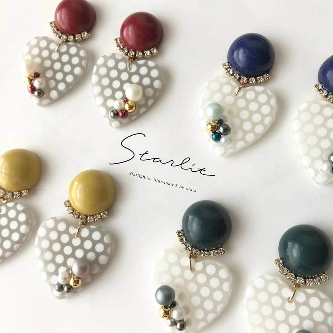 タピエスタイルさんのインスタグラム写真 - (タピエスタイルInstagram)「大阪ルクアイーレ店です。 企画展『乙女と恋の魔法』から、 「Starlit」のご紹介です。  starlit。それは星明かりのように女の子の日常をキラキラと照らしてくれるアクセサリー。 (1枚目) テーマは『恋の魔法』。恋のキラキラしたイメージをベルサイユ宮殿みたいなプレシオサクリスタルで表現。ときめきや悲しみ、日々の感情の移ろいをパールビジューであしらいます。 赤、黄、緑、青の4色展開です。 (2枚目) フェミニンなコットンパールと、きめ細やかなクリスタルストーンが日常に特別感をもたらしてくれます。レジンの中で織り成される美しいカラーは見るものを惹き込みます。ニッケルフリー、K16GPで制作されています。  是非、ルクアイーレ4F店頭に作品を覗きに来てください。  企画展『 乙女と恋の魔法 』 タピエスタイル大阪LUCUA1100店（ショップ詳細） 会期：2019年11月23日(土)～12月4日(水) 時間：10:00 〜 21:00 出展ブランド（順不同）  ANDA mignonne♥bijoux N.ribbon おんなのこかぶれ oshitoyakasan Starlit  #Starlit #タピエスタイル #tapiestyle #ハンドメイドアクセサリー #handmadeaccessory #ルクアイーレタピエスタイル #大阪駅 #ルクア1100 #ルクアイーレ4F #ピアス　#イヤリング ken」11月30日 13時22分 - tapiestyle