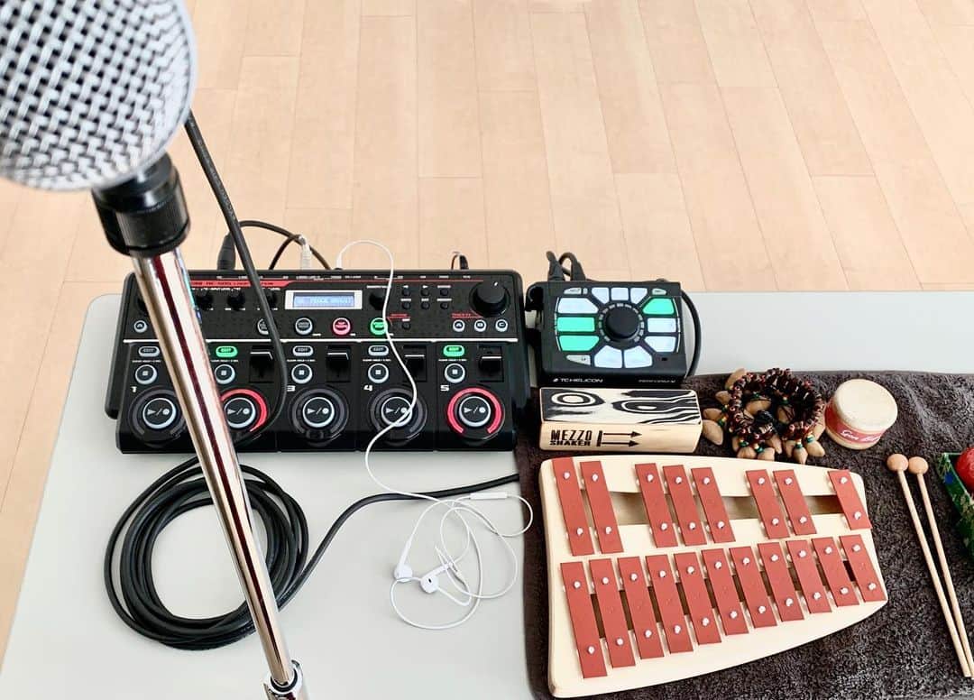 のインスタグラム：「My new gear♪ だんだん情景が見えてきた。新しい試みだらけのライブ。楽しみ！！ #新曲 #loopstation  #BOSS #RC505 #TCHelicon」