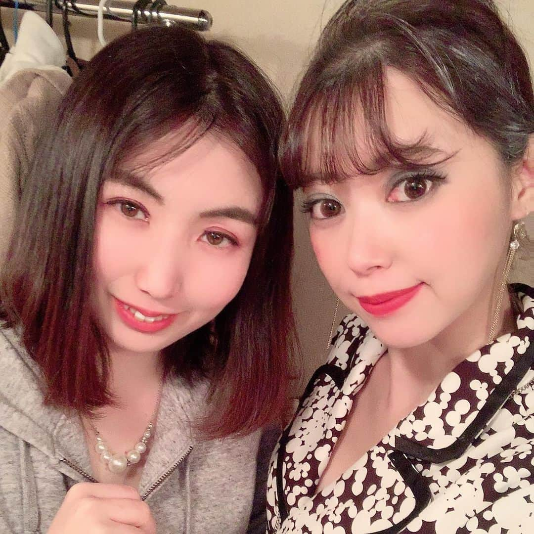 安森彩那さんのインスタグラム写真 - (安森彩那Instagram)「#MIANEYO 過去チーム(赤い城メンバー)へ一言◡̈⃝︎⋆︎* ‪- - - - - - - - - - - - - - - - - ✄‬ cheluちゃん♥ MIANEYOのヒロイン。金百合役。 福岡に5年住んでた事もあり、方言最初聞いた時、親しみを感じた✨同い年とは思えないほどプリティやね！今回私の娘役。役に入り込んだらちゃんとユリの事娘やと想えました。歌手でもあり、テレサ・テンはいつも近くで生歌聴いてみんなで感動してました！これからも仲良くしてね！本当にお疲れ様でした！ --✄-- 小川りなさん♥ スンヨン。金スンヨン役。 スンヨンも私の娘役。今回主催という事もありかなり負担があったと思う。けどその顔一つみせず皆をまとめてくれました✨ありがとうりなちゃん！2人でダーツして語り合った日は楽しかったな。またしよーね🎯✨ --✄-- 重田祐友樹さん♣︎ MIANEYOの主役。明神会の新井竜也。愛称たっちゃん。 稽古を重ねるうちにどんどん盾が上手くなる。乱闘シーンで小島のコメカミを掴みに いくところでワンテンポいつも入るからそこがいつもみてて面白かった！← セリフの「ママー真由美ママ〜」は好きでした。今でも忘れません✨ユリを愛してくれてありがとう！ --✄-- 松原功さん♣︎ 明神会の平沼滋。愛称しげちゃん。この座組のムードメーカーといっては過言ではないだろう。演技などで仕切ってくれてアドバイスもたくさん頂きました！ スンヨンとの「おばちゃん」のくだりは息がぴったりすぎでした✨しげちゃん、スンヨンを頼んだよ。ありがとう！ --✄-- 堀涼佳さん♥ 花役。主催者の一人。関西弁を教えてくれました！一番最初に溶け込んだかも✨涼ちゃんがお笑い好きという事もあり、今回はツッコミにチャレンジ！ママの頭を思いっきり叩くのは最高でした！前説も涼ちゃんの華麗なツッコミとママとの阿吽が合ったから出来たことです！いつかまた一緒に漫才したいな。ありがとう！ --✄-- 吉田安希さん♥ 美穂役。最初とのキャラとガラッと変えて安希ちゃんらしさが溢れる役になりました！ 私が死んだシーンの後、楽屋に戻るといつもお菓子を食べてた姿にほんわかしてましたw これからもマイペースな安希ちゃんでいてね！ありがとう✨ --✄-- 波多野祐司さん♣︎ 明神会の破りの催 役、キャラ付けするのに一番悩んでた。赤鼻の催 もやったんだけどね。中々しっくりこず。伊藤さんが唐突に「破りの催ってどう？」て言ったのがはじまり。ただTシャツを破るという。稽古から本番まで53枚？くらい破ったと言ってた。ただね、どーーしても気になって本番中にツッコもうと思ったんだけど、破った後の体つきが微妙なのよ。鍛え上げられた体でもなく痩せてるでもなく、太ってるわけでもなく微妙なの。でもとっても楽しませてもらいました！ありがとう！ ‪- - - - - - - - - - - - - - - - - ✄‬ 本当に最高のチームでした♥続いて仁王組チームにつづく。 #感謝 #ありがとう #ミアネヨ」11月30日 13時26分 - ayana.y_official