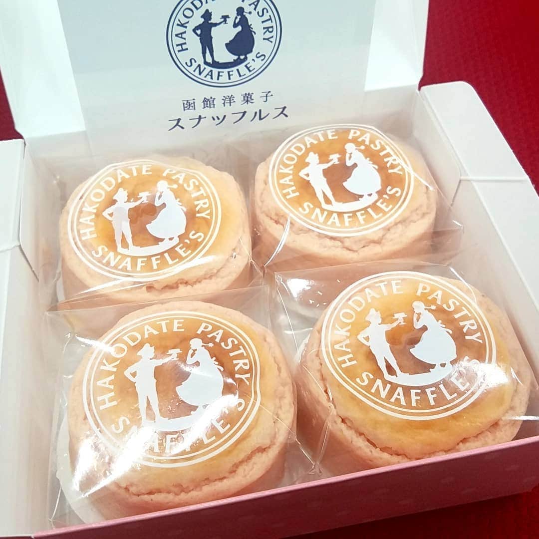 小高亮さんのインスタグラム写真 - (小高亮Instagram)「千歳空港に行ったら必ず買う、ふぁふぁなチーズオムレットにストロベリーバージョンが。  買わざるを得ない。  美味しい。  #チーズオムレット #スナッフルズ」11月30日 13時37分 - odaka_p