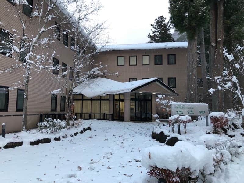 公益財団法人モラロジー研究所のインスタグラム：「廣池千九郎谷川記念館(群馬県みなかみ町)から雪の便りが届きました。 昨夜から降りはじめ、今朝までに10cm程度の積雪となったそうです。  #冬 #自然 #雪化粧 #雪模様 #谷川 #みなかみ町 #積雪 #きれい #モラロジー研究所」