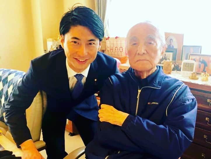 中曽根 康隆さんのインスタグラム写真 - (中曽根 康隆Instagram)「「失ってからその存在の大きさに気づく」とよく言いますが、私にとって祖父は常に大きすぎる存在でした。人としても政治家としても心から尊敬していたし、究極の目標でもありました。祖父は「身体に国家が宿っている」と常々申してましたが、最後の瞬間まで日本の行く末を考えていました。これほど勉強する人を他に知らないし、強い信念を貫き決断を重ねてきた祖父。その功罪は、祖父の「政治家は歴史法廷の被告席にいる」という言葉の通り、歴史が判断してくれる事でしょう。【暮れてなお 命の限り 蝉しぐれ】を終えたこれからも、引き続き天国から日本のこれからを見守ってもらい、私自身も祖父への感謝と新たな決意を持って、修養に努めて参ります。今頃、7年前に先立った祖母が「あなたやっと来たわね。もうここでは政治家の妻は嫌ですよ！」なんて言ってるかもしれません。おじいちゃん、有難うございました。」11月30日 13時45分 - yasutaka_nakasone