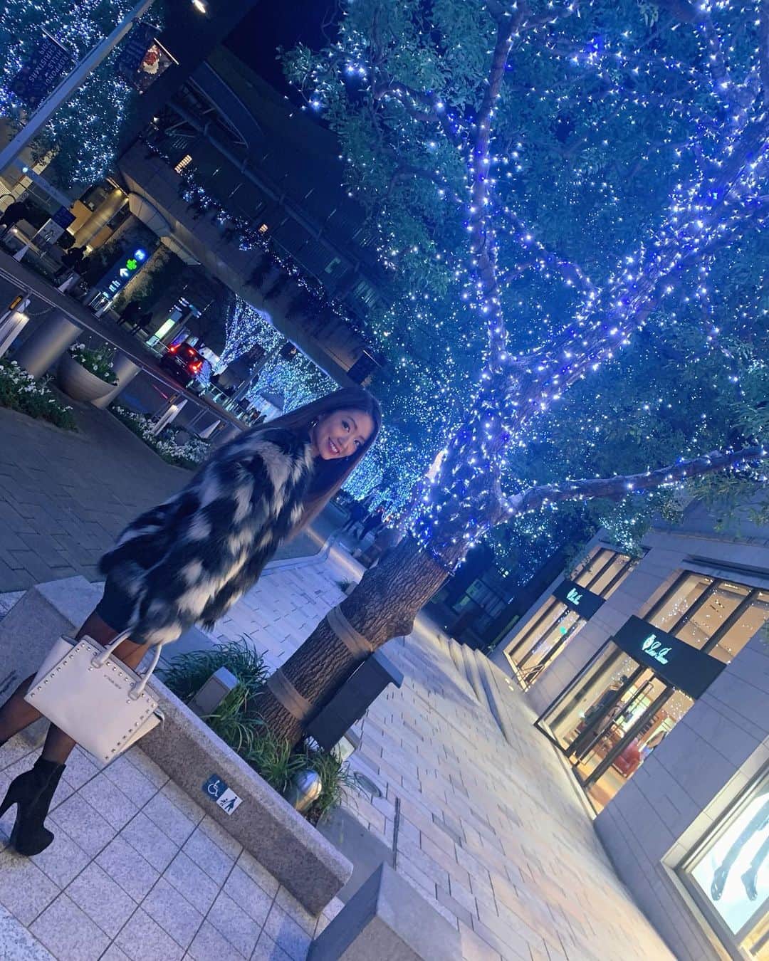 のインスタグラム：「. . 先週シールエクステを付けたよ🖤 @risel_kazu さんの神技ですばらしい馴染み👏💯 今回はイメージと練習用なので、 大会前にまた付け直してきます😊✨ けやき坂のイルミネーション、綺麗だったな〜🌟 . #27歳独身女子2人で過ごす華金#カラオケでラップを熱唱#まさかの親友に引かれる始末#だけど気にせず歌い切る#最後まで歌わないとメッセージ伝わらない#特にラップ#少しも寒くないわ#本当は寒いから半身浴とサウナ必須」