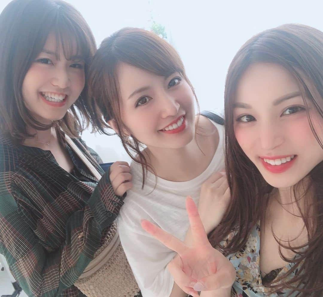 のインスタグラム：「雑誌撮影のオフショット📷  自分そのもので表現するって 思った以上に難しくて 自分が見せたつもりのイメージが 周りから見ると違っていたり。  自分がどう表現したかよりも 周りがどう受け取ってくれたかの方が大切で❁⃘*.ﾟ  日々勉強させてもらってます✍︎ ＿＿＿＿＿＿＿＿＿＿＿＿＿＿＿＿＿＿＿＿＿＿＿＿＿ ＿ランキング投票、ようやく 折り返し地点まで来ましたね！ たくさんの応援本当に感謝しています♡ 現在トータル6位！ 1位目指してあと1ヶ月よろしくお願いします‪‪！ 応援方法は、こちら↓↓ 1,トップのリンクから 「MONAメンバー無料会員登録」へ進んで登録する  2,登録すると200pt入るので、マイページにてptを受け取る  3,「浜田 真衣」の個人ページへ行ってハート「♡」の投票ボタンを押して投票 ※100ptずつなど数多くまとめて投票する程、獲得pt率up!  その他pt獲得方法】 ★モデル個人ページをsnsへシェア ★MONAモデルクイズを解く(マイページにて) ★「今日のミッション」をクリアする(マイページにて)」