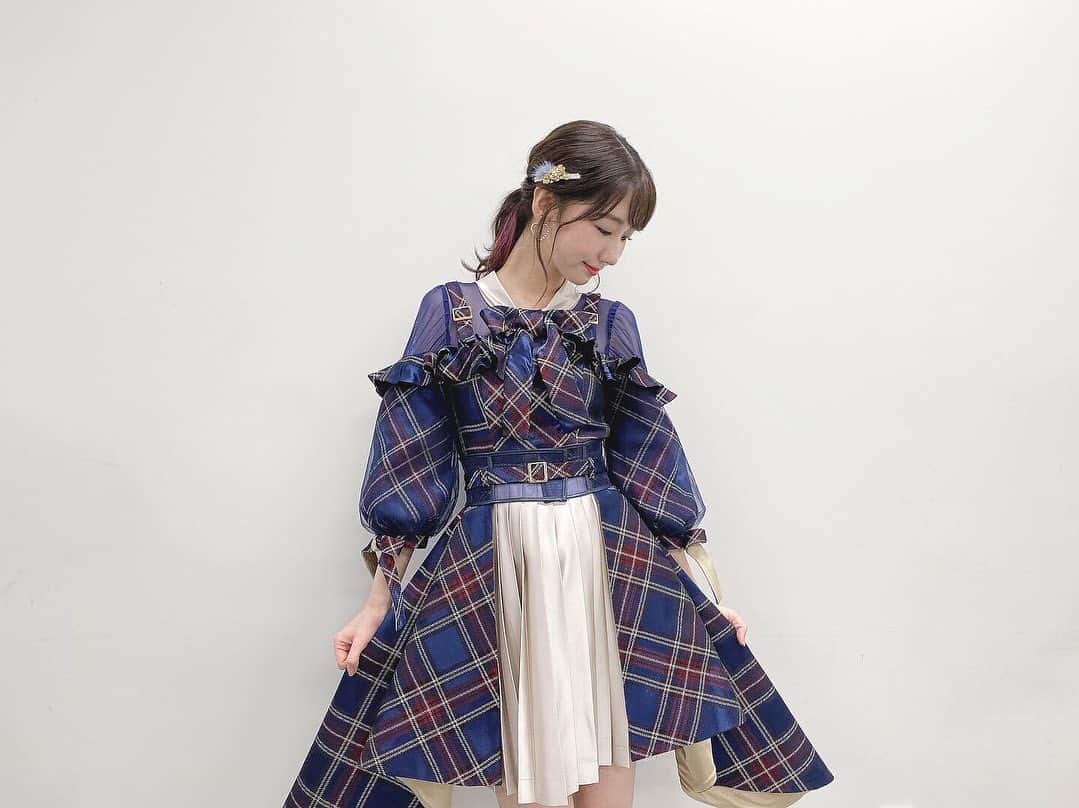 柏木由紀さんのインスタグラム写真 - (柏木由紀Instagram)「. 先日の歌番組での新衣装✴︎ 色合いも形も最高にかわいい🤤💞 肩の部分が透けてるところも、 袖の形もスカートの広がり具合も 好みだなぁ...✨ 髪飾りもイヤリングもかわいくて 衣装さんの愛がつまった素敵な衣装です♡ . #AKB48」11月30日 13時52分 - yukikashiwagi_official