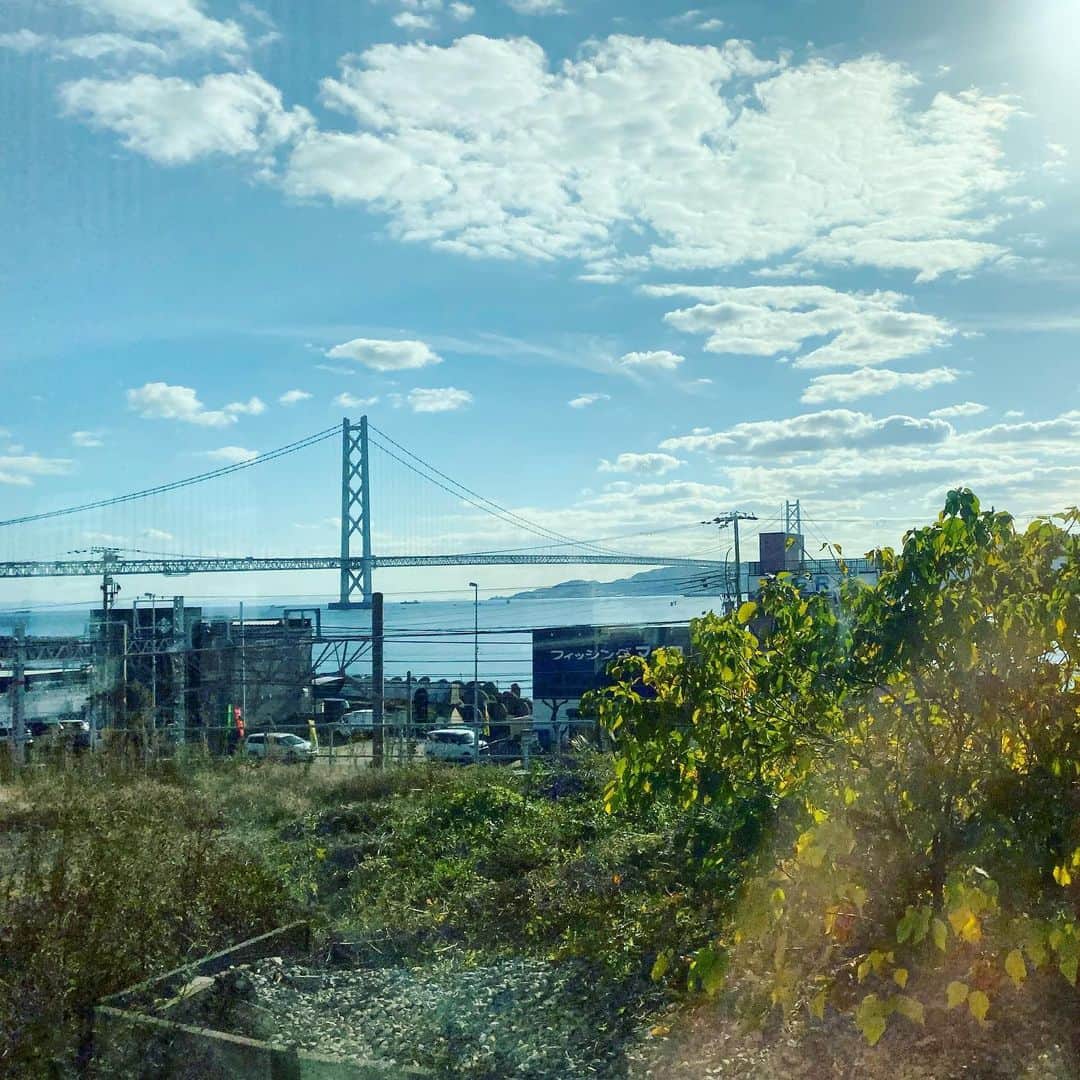 のインスタグラム：「兵庫は快晴。明石海峡大橋を眺めながら加古川へ。 #猫町旅日記」