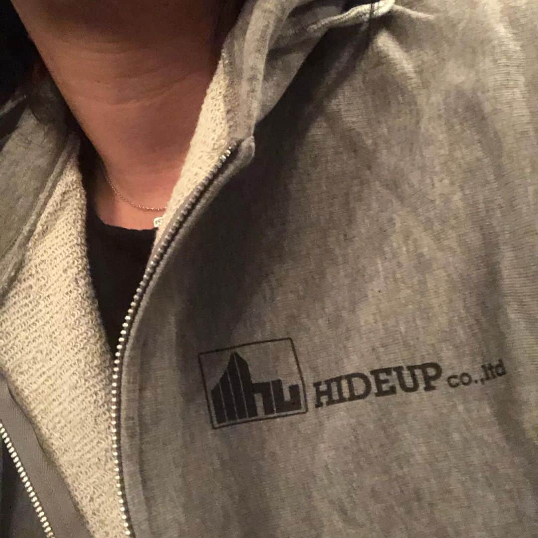 人時のインスタグラム：「HIDEUPの半袖パーカー^_^いい感じ♫ 明日から12月。今年は後何回釣りに行けるでしょうか…。マスターしたい釣りもあるし、ゴツい重たいルアーもぶん投げたいし、やりたい事だらけ…。 年齢を重ねてもやりたい事が山ほどあるのは嬉しい事^_^ 楽しみたいと思います^_^ そして今日はCASCADEさんサポート^_^ もちろん楽しんでいただけるようしっかり弾きたいと思います♫」