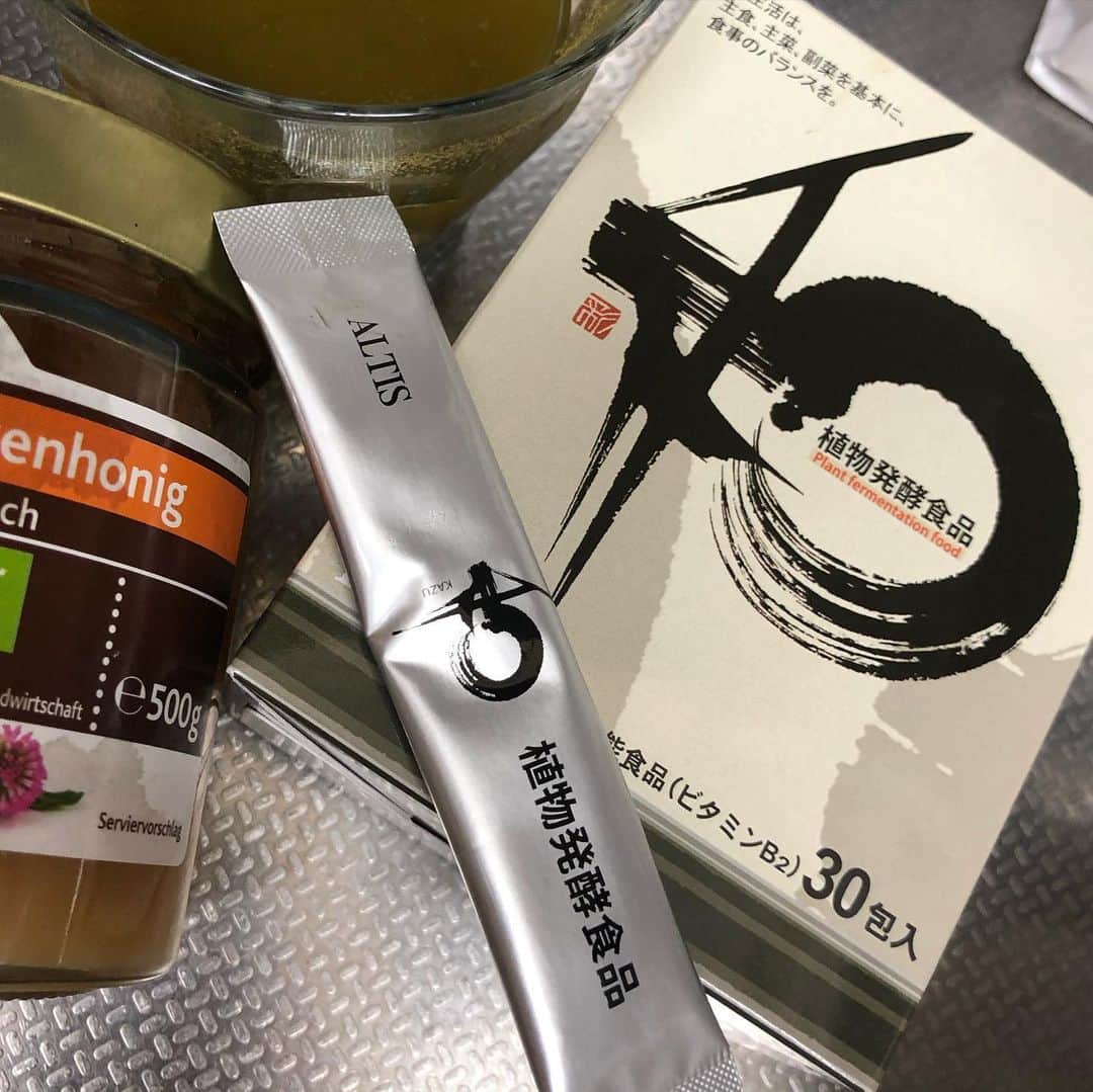 大桑マイミさんのインスタグラム写真 - (大桑マイミInstagram)「身体が疲れても風邪をひいてもこれ一本で調子が上がる。体調が良い悪い関係なく　私のエナジー　朝起きてまず、和＆ハニー🍯と温かいお湯でまぜまぜ　毎朝身体が目覚めてく感覚を味わいながらゆっくりスタートをきるのです。撮影の前は2.3本。 こちらをつくった　世界で活躍されている川崎先生のサロン　 Le spa de kazumasa kawasakiにいってきました。出会って８年… 毎回会うたびビックリする 会うたびに若返りをみせてくれるものだから。　ビックリ♪そんな方いるんです。サロンの施術も体験。 贅沢な3人がかりで身体をケアしていただきました。 気になる脇下、首のいてはいけない石のようなつまり。わかりやすいぐらいスムーズになりました。鎖骨すっきり楽に手も下がり　首からフェイスラインが見違えました感激です。魔法がかかるみたい〜 今夜の日テレで放送の「マツコ会議」に、サロンがでるそうですので 是非見てみてください。 #laspadekazumasakawasaki  #kazu @lespadekazumasakawasaki」11月30日 14時02分 - maimiokuwa