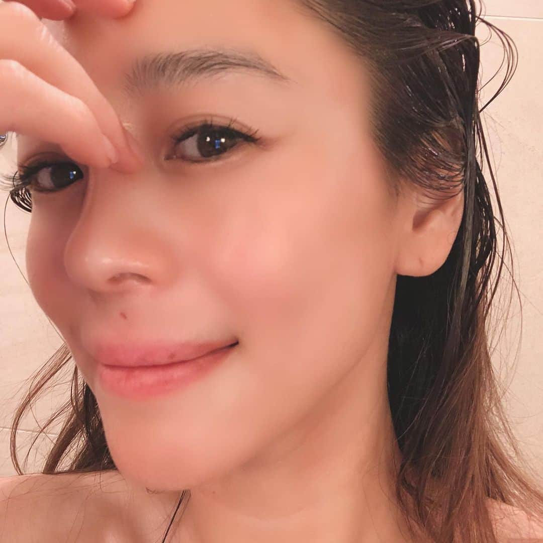 大桑マイミさんのインスタグラム写真 - (大桑マイミInstagram)「身体が疲れても風邪をひいてもこれ一本で調子が上がる。体調が良い悪い関係なく　私のエナジー　朝起きてまず、和＆ハニー🍯と温かいお湯でまぜまぜ　毎朝身体が目覚めてく感覚を味わいながらゆっくりスタートをきるのです。撮影の前は2.3本。 こちらをつくった　世界で活躍されている川崎先生のサロン　 Le spa de kazumasa kawasakiにいってきました。出会って８年… 毎回会うたびビックリする 会うたびに若返りをみせてくれるものだから。　ビックリ♪そんな方いるんです。サロンの施術も体験。 贅沢な3人がかりで身体をケアしていただきました。 気になる脇下、首のいてはいけない石のようなつまり。わかりやすいぐらいスムーズになりました。鎖骨すっきり楽に手も下がり　首からフェイスラインが見違えました感激です。魔法がかかるみたい〜 今夜の日テレで放送の「マツコ会議」に、サロンがでるそうですので 是非見てみてください。 #laspadekazumasakawasaki  #kazu @lespadekazumasakawasaki」11月30日 14時02分 - maimiokuwa