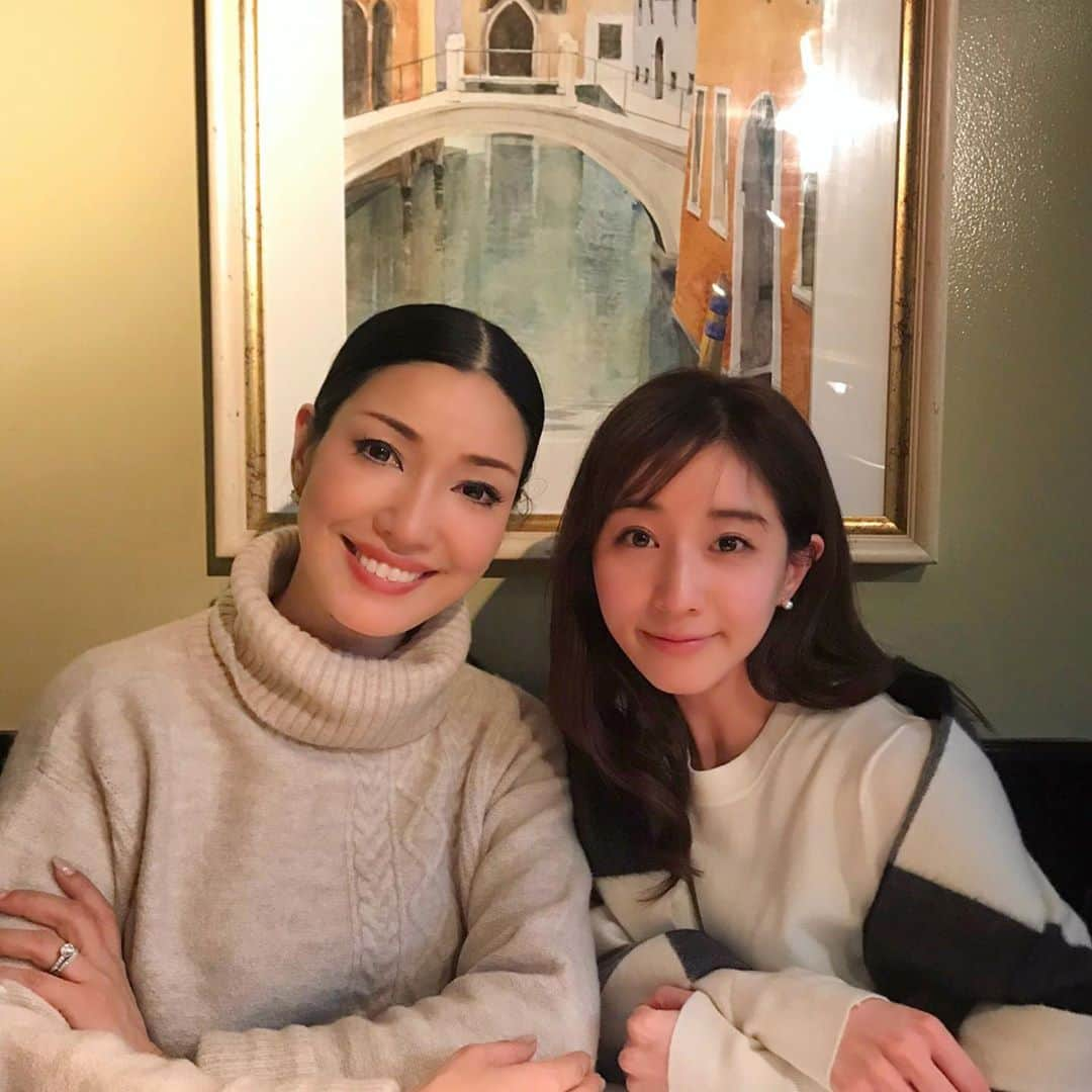 アンミカさんのインスタグラム写真 - (アンミカInstagram)「田中みな実ちゃんのお誕生日と、ファースト写真集（宝島社）『Sincerely yours...（シンシアリー ユアーズ）』完成祝いをいたしましたよ🥂❤️ 。 乾杯で、ほんのりお顔が赤いみな実ちゃん、可愛い〜💕 そして顔が小さい〜❣️ 。 光栄なことに、みな実ちゃんの写真集インスタ　@minamitanaka_official  110万人突破コメントもさせて頂きました〜❤️📹 。 今までに見た写真集で一番美しく、強く儚く、エレガントでセクシーで可愛い..... 憧れの女性が手に届くところにいそうな... みな実ちゃんの息吹を、すっっごく感じる写真集です📖✨ 。 #いつも親戚の世話焼きのお姉さんみたいな気持ちになります❤️ #どの表情のみな実ちゃんが好きかみんなと写真集片手に語り合いたい #目をじっと見て丁寧に話す本当に誠実な人 #昨日は城田優くんの舞台ファントムを見るはずが互いに頼んだつもりでチケット取り忘れてた事件！ @minamitanaka_official @tomoko_kodera」11月30日 14時03分 - ahnmikaofficial