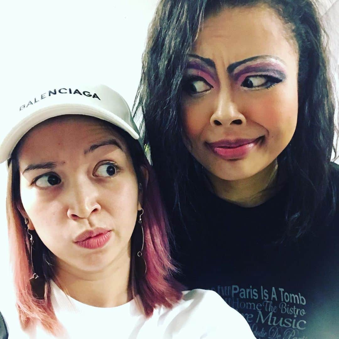 のインスタグラム：「#ファントム ！  三列目のどセンターから観劇させていただき、エリのキャラが濃すぎ、面白すぎ、わがまますぎなカルロッタでもう本当に最高。  歌も圧巻！←知ってたけど  思わず声出ちゃったよね。  ふぉーーー！！！ 豪華すぎるメンバーで、客席芝居も多い演出でディズニーランド気分でした！  そしてーーー！  優君は演出しながらこの大役を演じる大変さは想像もできないけど、エモーショナルでパッション溢れる(ハーフあるある)ファントムは新鮮で好きでした！  ヴァンパイア 千秋楽の翌日に観に行ったので、とっても久しぶりの観劇。やっぱり観るのも大事だね。良い刺激だ！  #城田優 #エリアンナ #musical #theatre #phantom #fun #tokyo #エリのカルロッタフェイス #真似してみた」