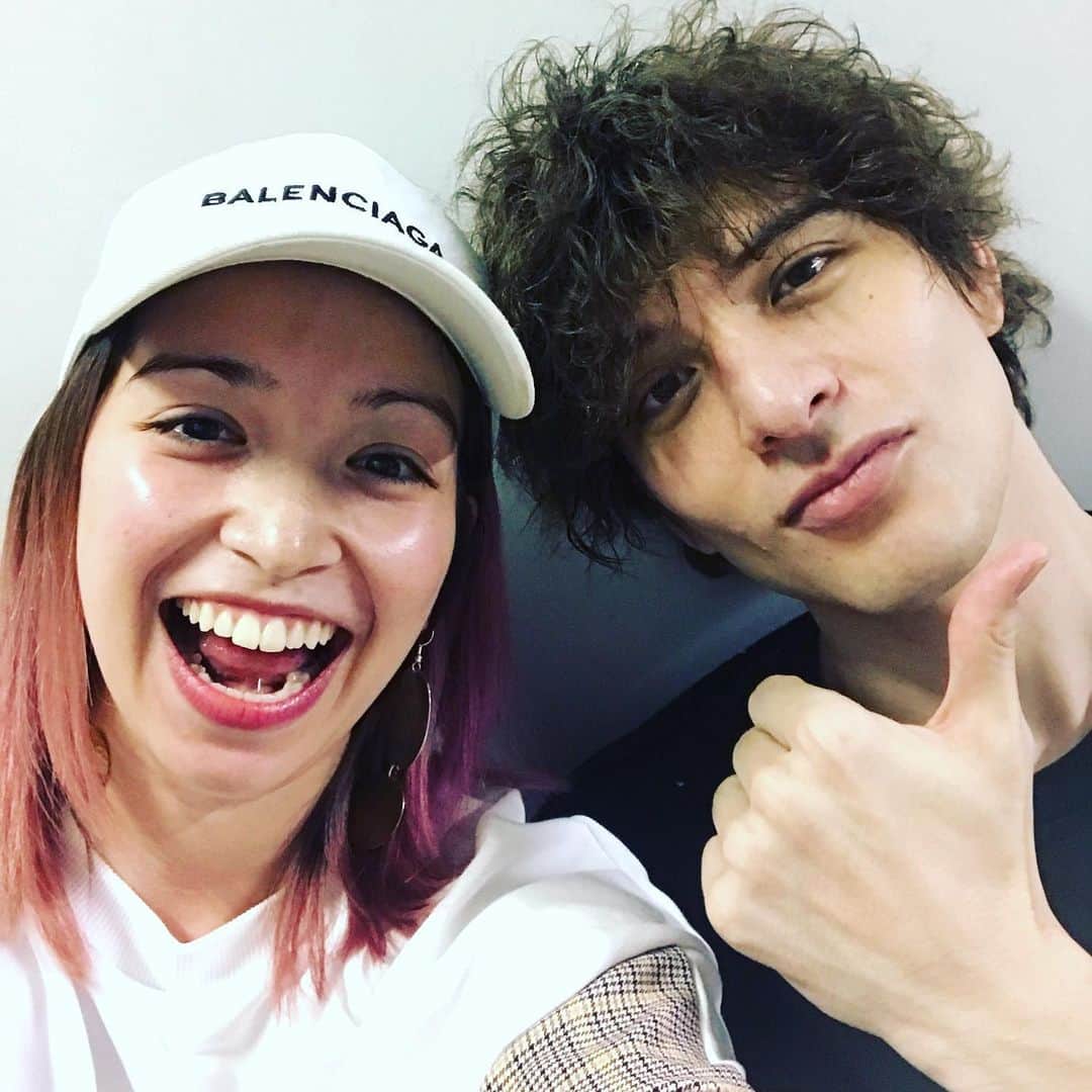 ダンドイ舞莉花さんのインスタグラム写真 - (ダンドイ舞莉花Instagram)「#ファントム ！  三列目のどセンターから観劇させていただき、エリのキャラが濃すぎ、面白すぎ、わがまますぎなカルロッタでもう本当に最高。  歌も圧巻！←知ってたけど  思わず声出ちゃったよね。  ふぉーーー！！！ 豪華すぎるメンバーで、客席芝居も多い演出でディズニーランド気分でした！  そしてーーー！  優君は演出しながらこの大役を演じる大変さは想像もできないけど、エモーショナルでパッション溢れる(ハーフあるある)ファントムは新鮮で好きでした！  ヴァンパイア 千秋楽の翌日に観に行ったので、とっても久しぶりの観劇。やっぱり観るのも大事だね。良い刺激だ！  #城田優 #エリアンナ #musical #theatre #phantom #fun #tokyo #エリのカルロッタフェイス #真似してみた」11月30日 14時06分 - mdandoy18