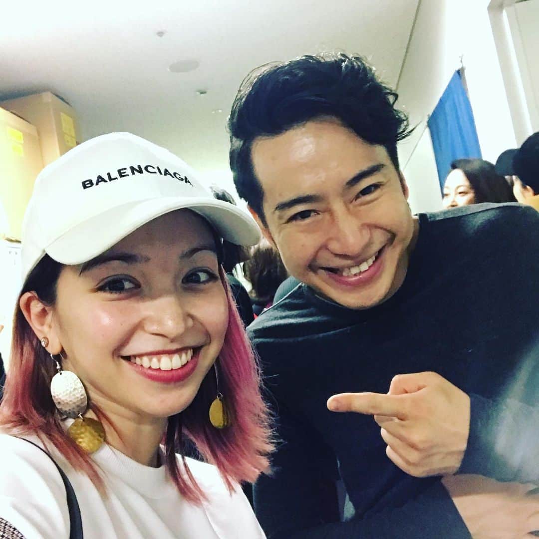 ダンドイ舞莉花さんのインスタグラム写真 - (ダンドイ舞莉花Instagram)「#ファントム ！  三列目のどセンターから観劇させていただき、エリのキャラが濃すぎ、面白すぎ、わがまますぎなカルロッタでもう本当に最高。  歌も圧巻！←知ってたけど  思わず声出ちゃったよね。  ふぉーーー！！！ 豪華すぎるメンバーで、客席芝居も多い演出でディズニーランド気分でした！  そしてーーー！  優君は演出しながらこの大役を演じる大変さは想像もできないけど、エモーショナルでパッション溢れる(ハーフあるある)ファントムは新鮮で好きでした！  ヴァンパイア 千秋楽の翌日に観に行ったので、とっても久しぶりの観劇。やっぱり観るのも大事だね。良い刺激だ！  #城田優 #エリアンナ #musical #theatre #phantom #fun #tokyo #エリのカルロッタフェイス #真似してみた」11月30日 14時06分 - mdandoy18